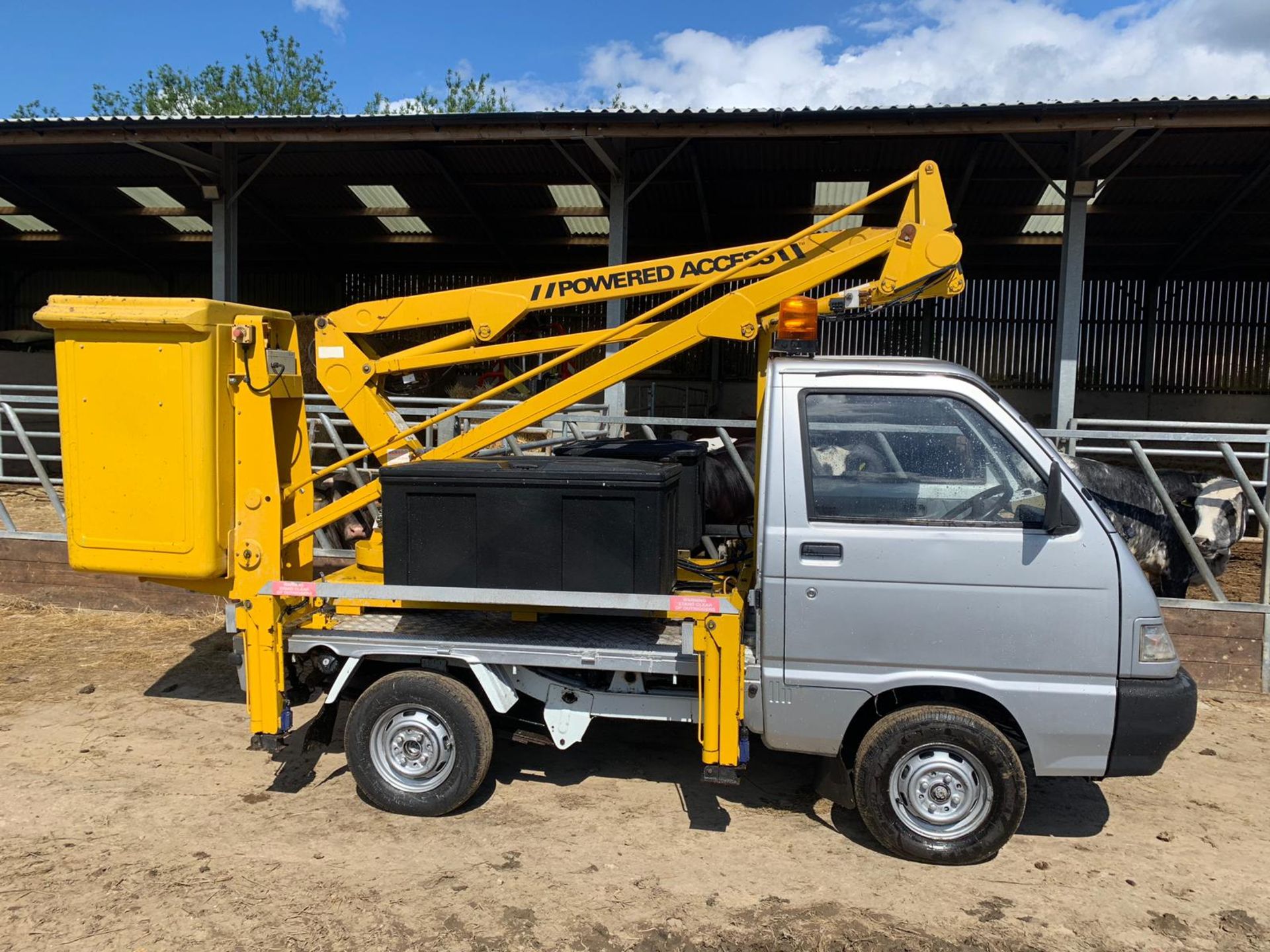 2005/55 PIAGGIO PORTER 1.4 DIESEL PICK-UP C/W POWERED ACCESS LIFT FITTED WITH STABILISERS *PLUS VAT*
