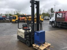 1998 CROWN ELECTRIC FORKLIFT TRUCK - CHARGER INCLUDED, GOOD WORKING ORDER *PLUS VAT*