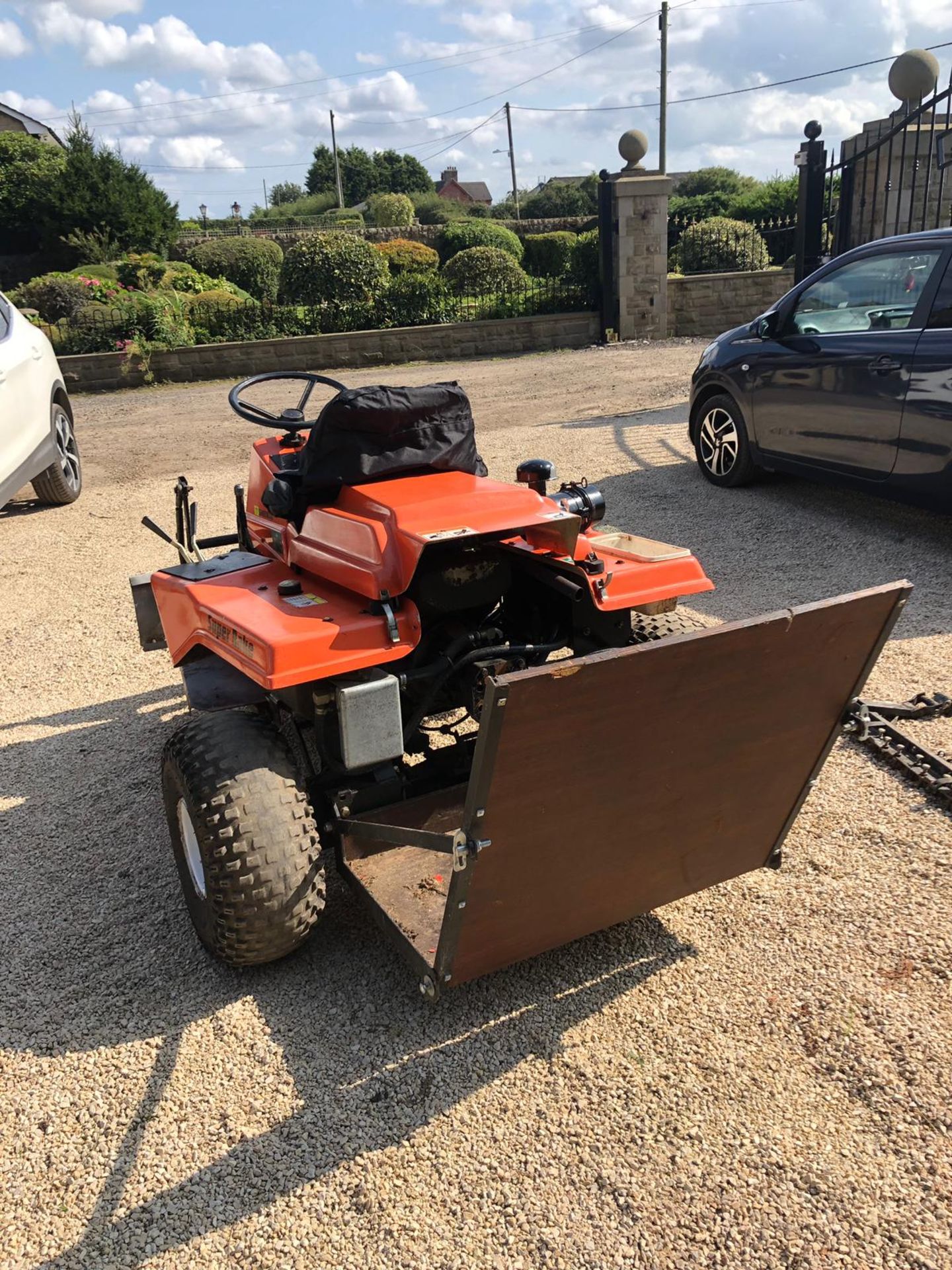 SMITHCO 3 WHEEL DRIVE SAND RAKE, COME STRAIGHT FROM THE GOLF COURSE, RUNS AND WORKS *NO VAT* - Image 6 of 7