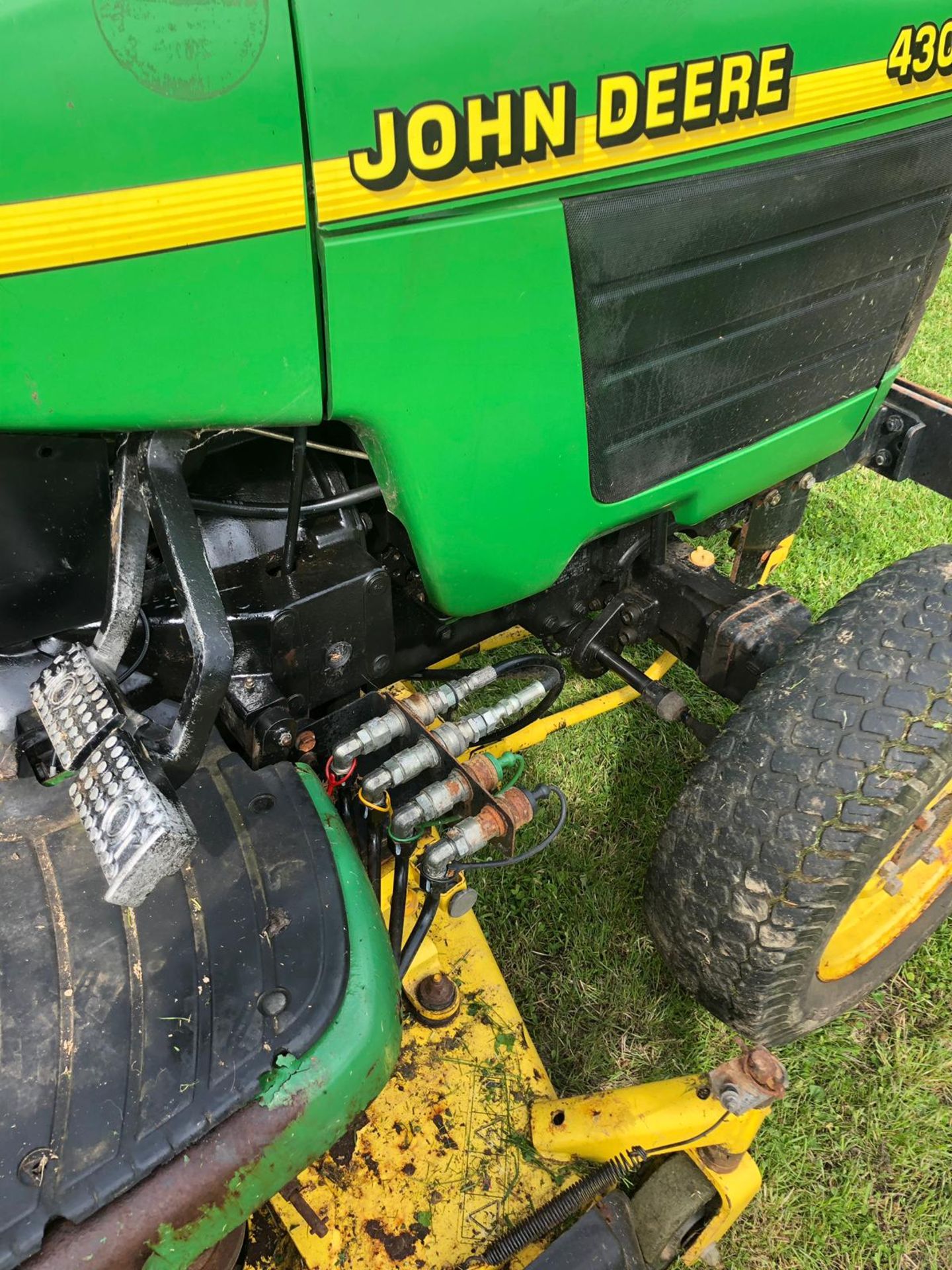 2000/W REG JOHN DEERE 4300 COMPACT TRACTOR C/W MID MOUNTED GRASS CUTTING DECK *PLUS VAT* - Image 4 of 6