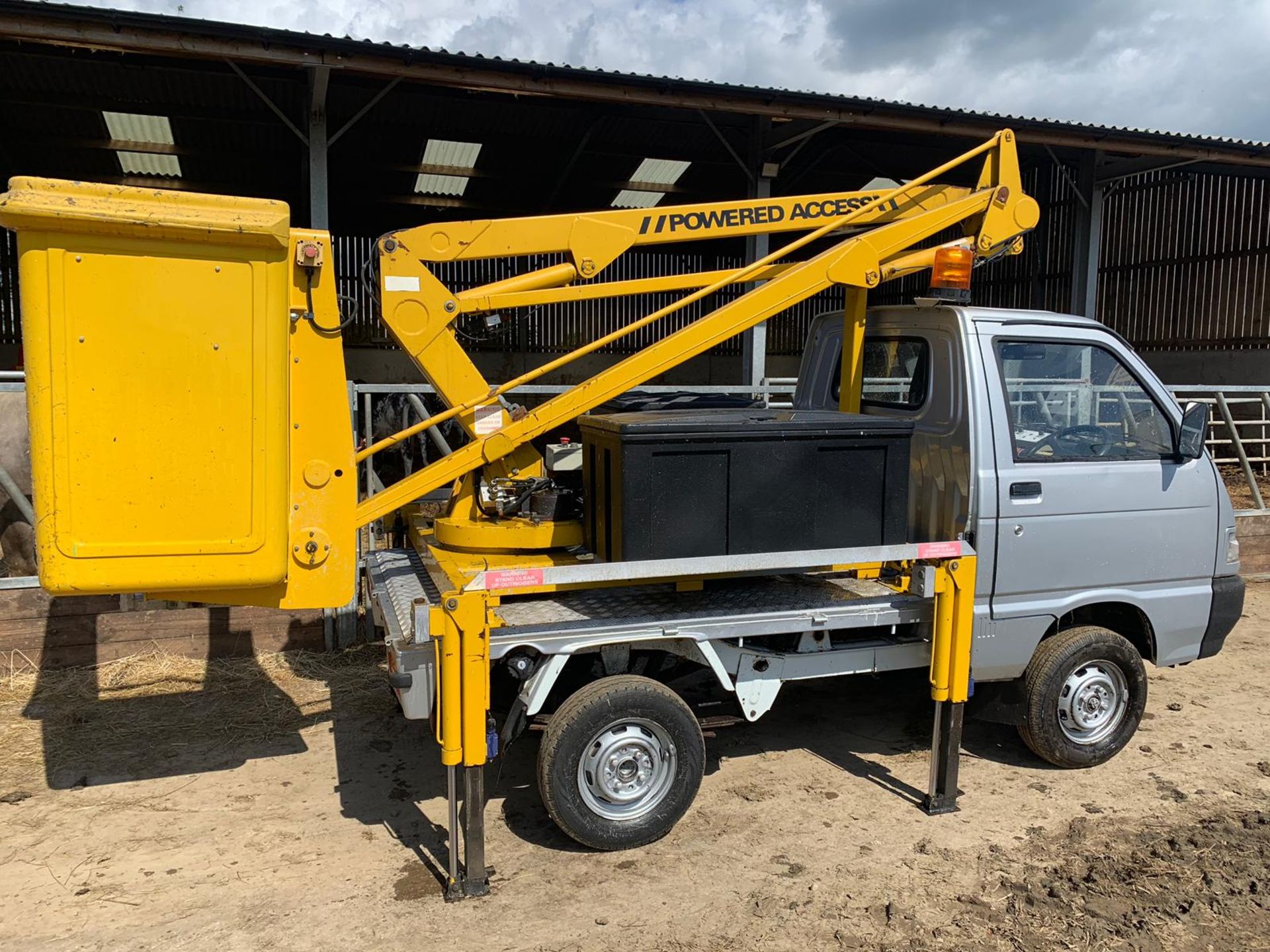 2005/55 PIAGGIO PORTER 1.4 DIESEL PICK-UP C/W POWERED ACCESS LIFT FITTED WITH STABILISERS *PLUS VAT* - Image 2 of 15