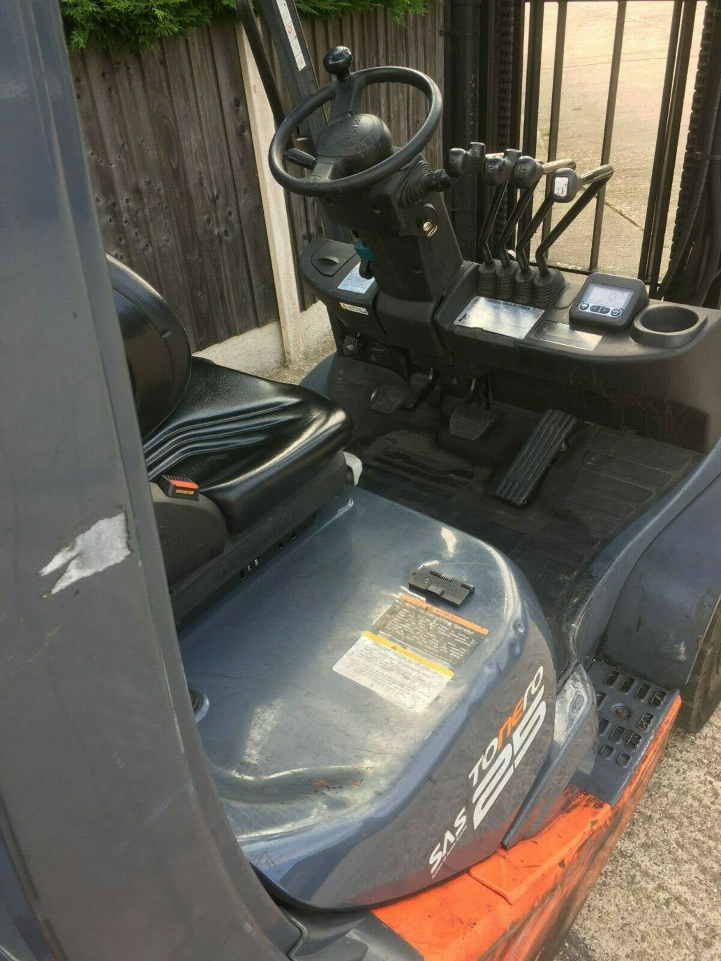 TOYOTA 2.5 TON GAS FORKLIFT, YEAR 2013, SIDE SHIFT, FORK POSITIONER *PLUS VAT* - Bild 3 aus 4