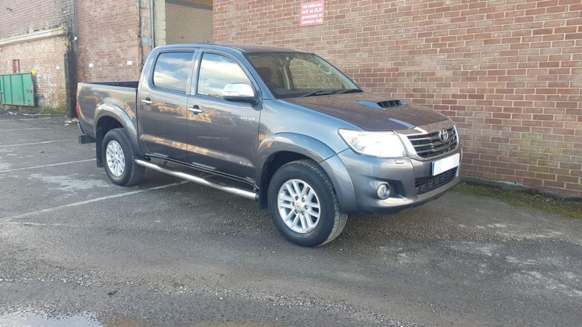 2015/64 REG TOYOTA HILUX INVINCIBLE D-4D 4X4 GREY DIESEL LIGHT UTILITY, SHOWING 1 FORMER KEEPER