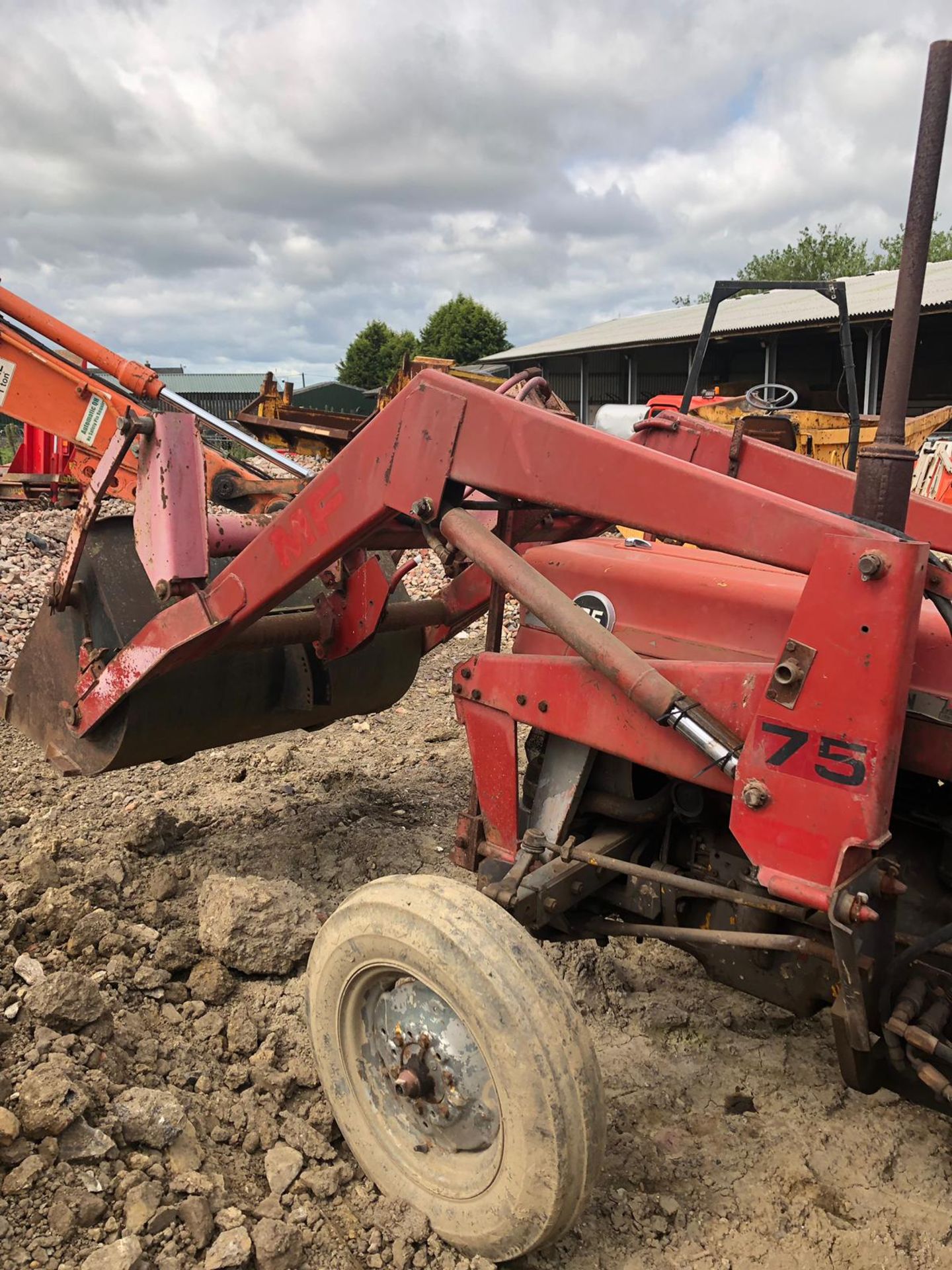 MASSEY FERGUSON 135 TRACTOR C/W FRONT LOADER ATTACHMENT, RUNS & WORKS - EX COLLEGE *PLUS VAT* - Image 4 of 6