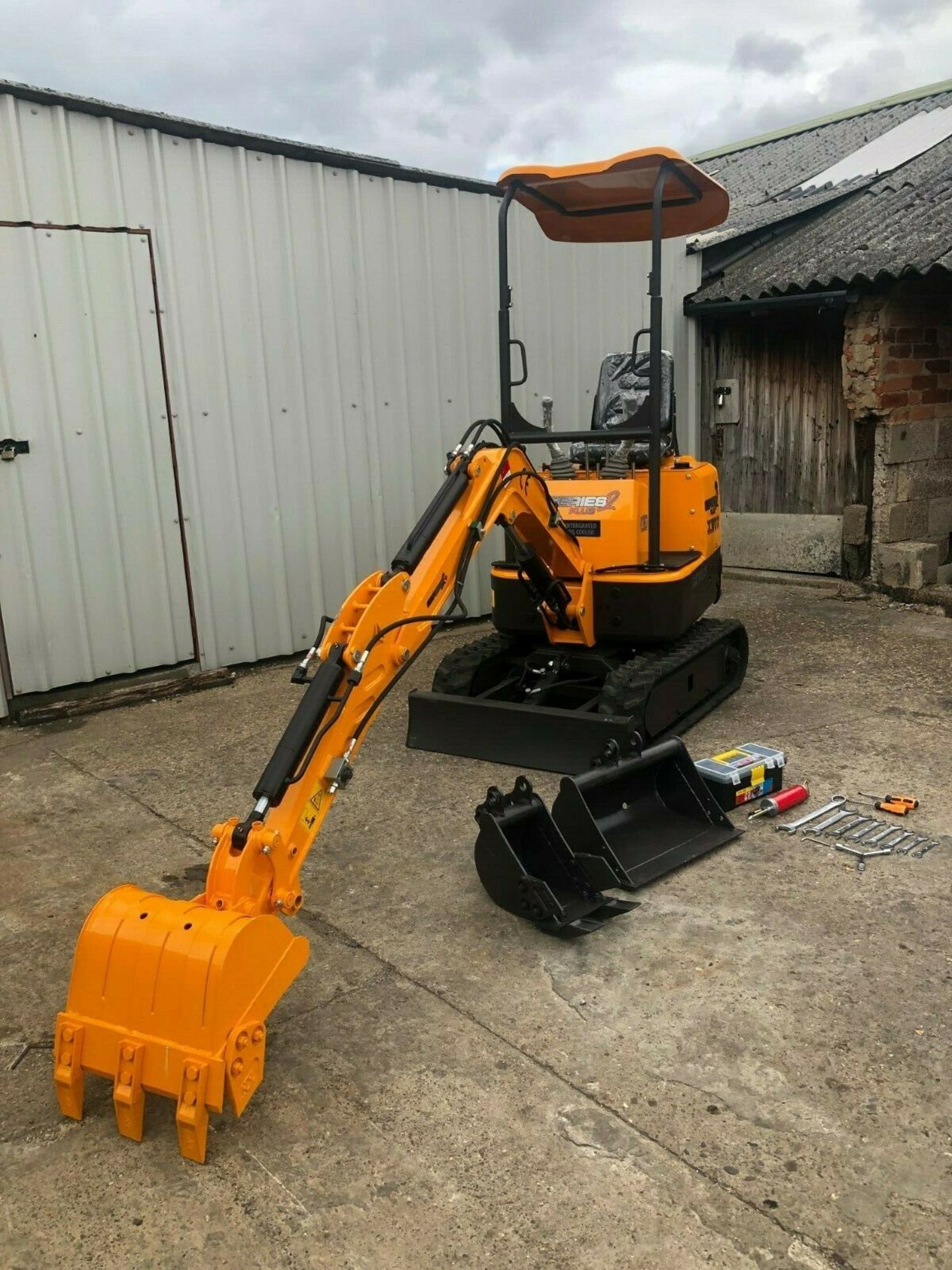 MINI EXCAVATOR BRAND NEW JUNE 2019, RHINOCEROS XN08, LATEST MODEL SERIES 2 PLUS 3 BUCKETS *PLUS VAT* - Bild 5 aus 10