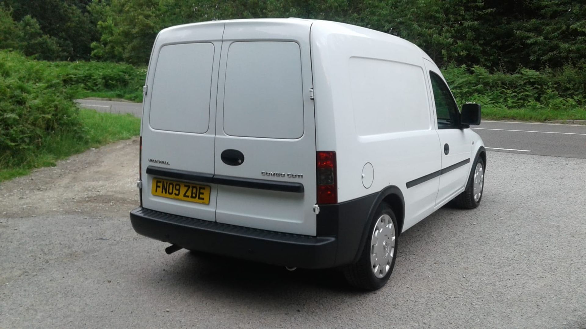 2009/09 REG VAUXHALL COMBO 2000 CDTI 1.25 WHITE DIESEL VAN, SHOWING 1 FORMER KEEPER *NO VAT* - Image 6 of 10