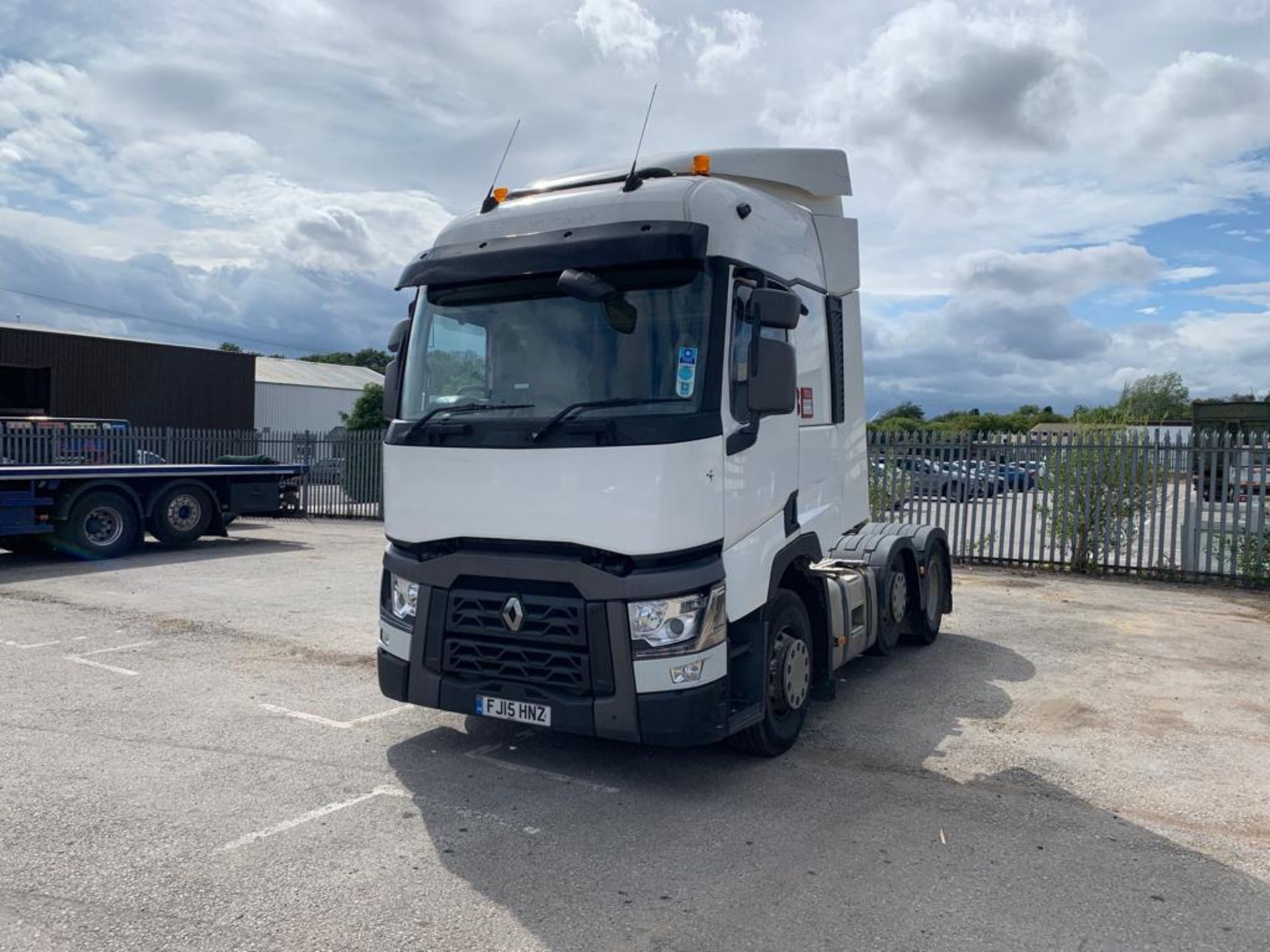 2015/15 REG RENAULT T460 COMFORT EURO 6 SLEEPER CAB (HEAVY HAULAGE UNIT), SHOWING 0 FORMER KEEPERS - Image 2 of 13