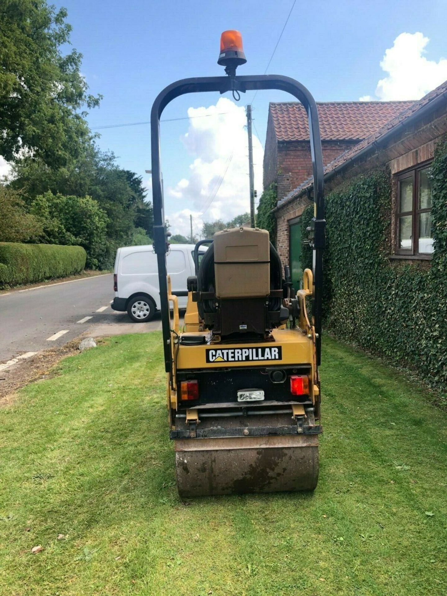 ROAD ROLLER CATERPILLAR CB-114, 800mm WIDE, 1 OWNER FROM NEW, ONLY 559 HOURS *PLUS VAT* - Image 3 of 4