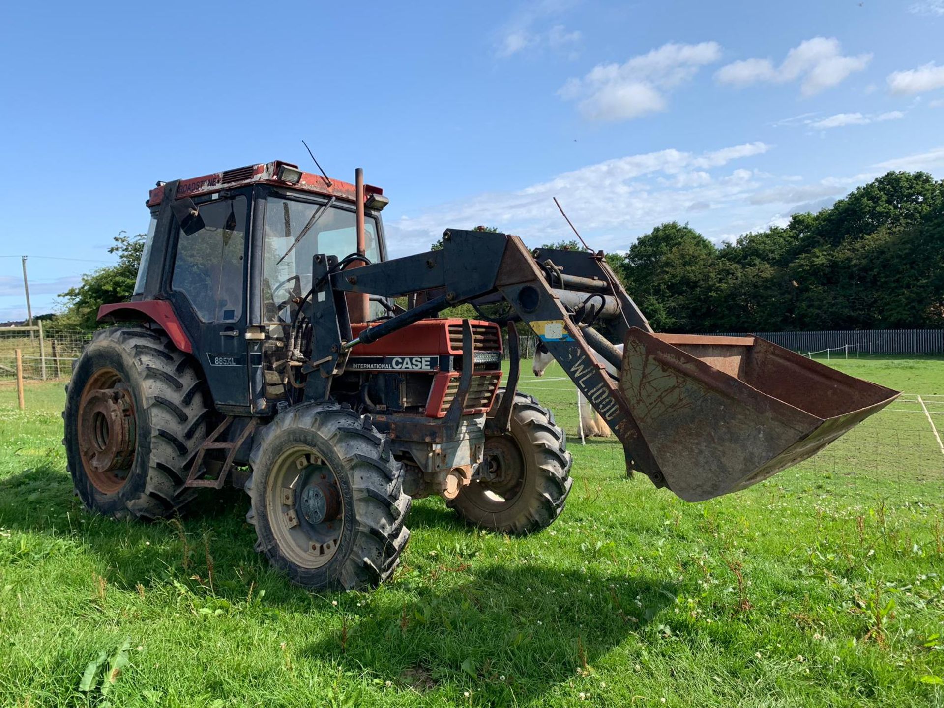 CASE INTERNATIONAL 885XL TRACTOR C/W FRONT LOADING SHOVEL ATTACHMENT SWL 1000 KG *PLUS VAT* - Image 5 of 13