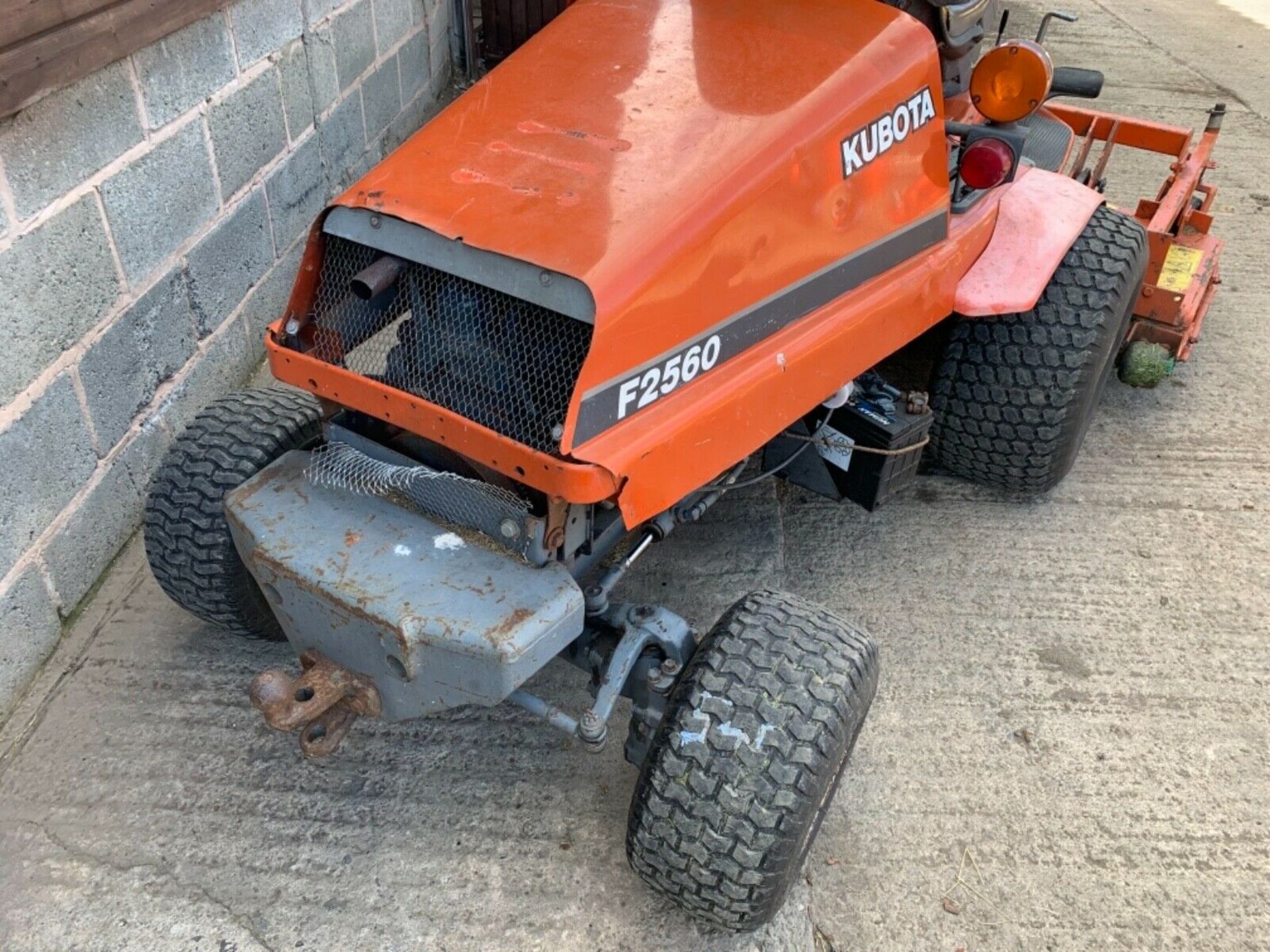 KUBOTA F2560 4X4 DIESEL OUT FRONT MOWER STARTS RUNS CUTS & DRIVE *PLUS VAT* - Image 5 of 10