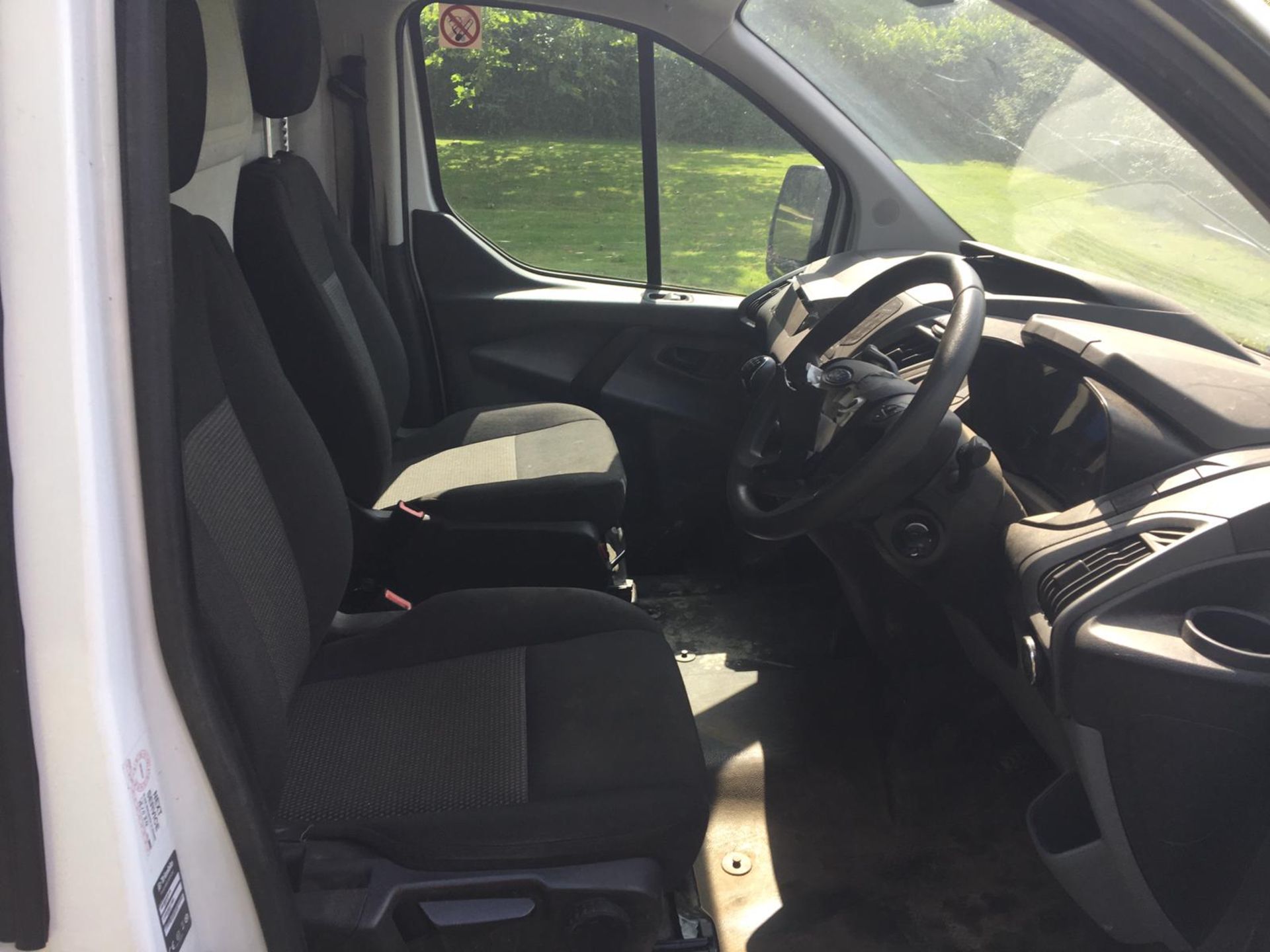 2016/16 REG FORD TRANSIT CUSTOM 310 ECO-TECH 2.2 DIESEL WHITE PANEL VAN, SHOWING 0 FORMER KEEPERS - Image 9 of 12