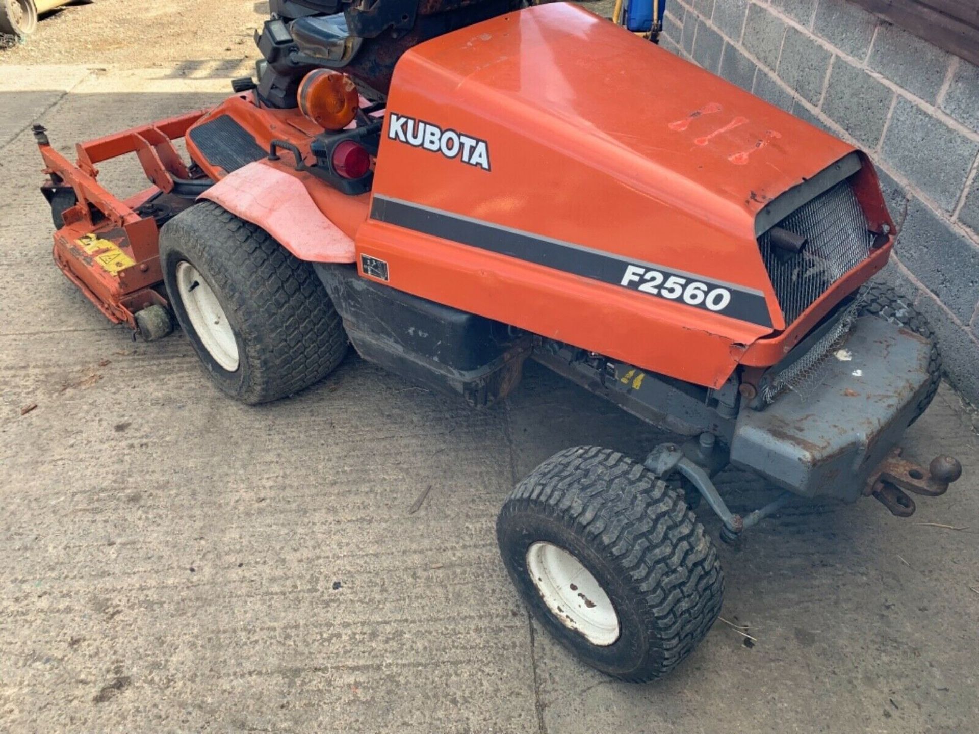 KUBOTA F2560 4X4 DIESEL OUT FRONT MOWER STARTS RUNS CUTS & DRIVE *PLUS VAT* - Image 10 of 10