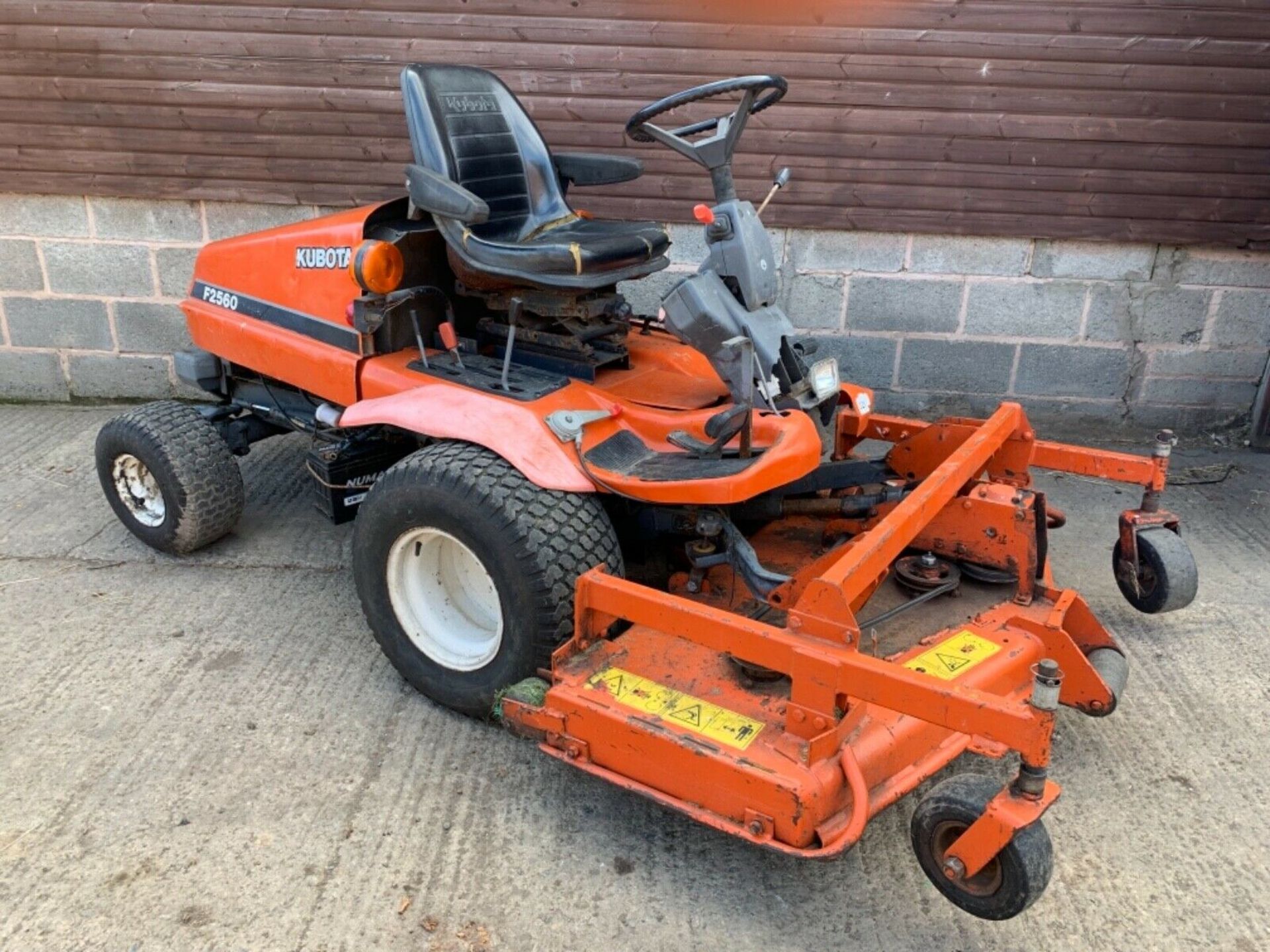 KUBOTA F2560 4X4 DIESEL OUT FRONT MOWER STARTS RUNS CUTS & DRIVE *PLUS VAT*