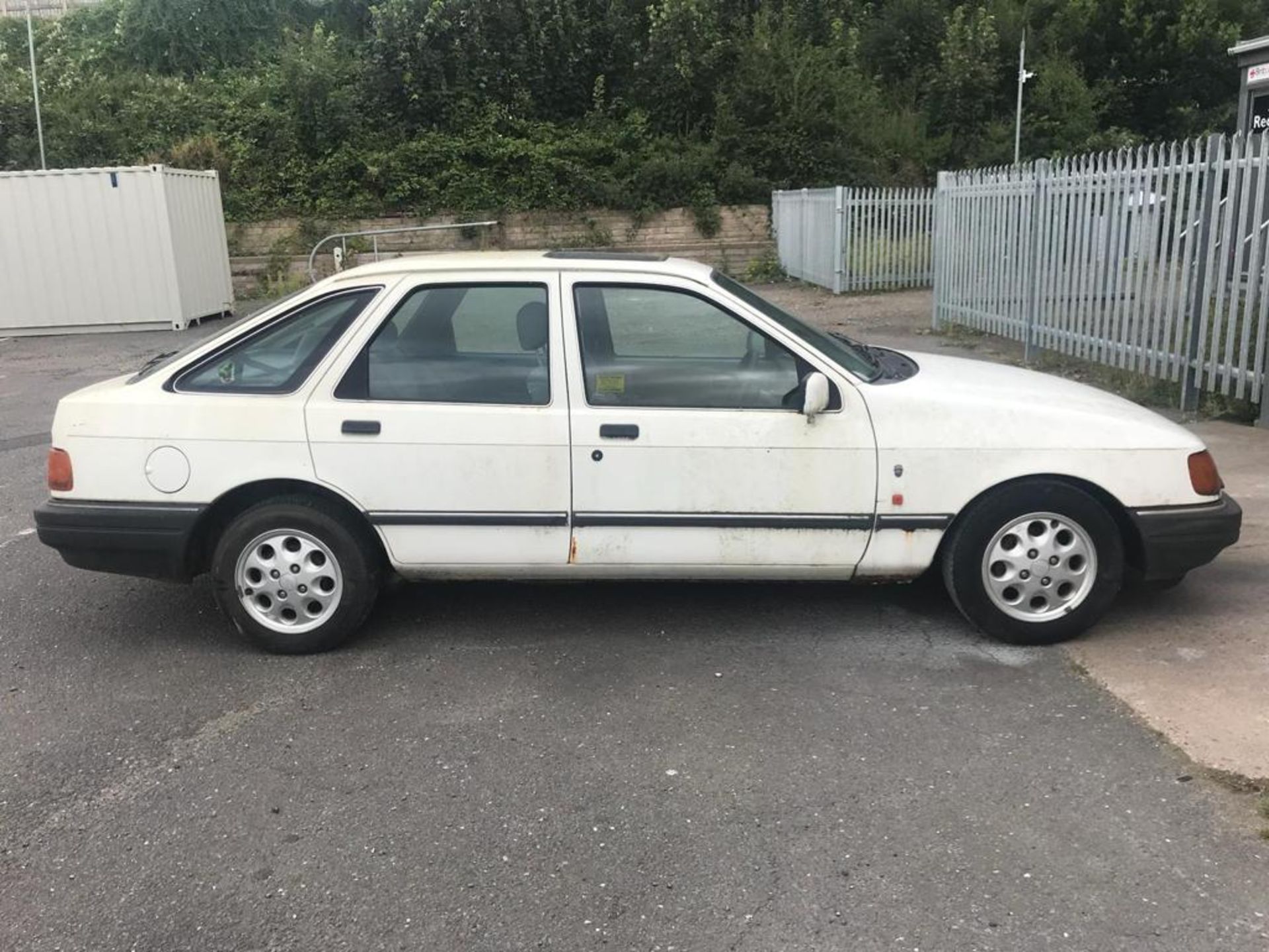 RARE 1989/G REG FORD SIERRA GHIA I AUTO 2.0 PETROL WHITE 5 DOOR HATCHBACK *NO VAT* - Image 2 of 4