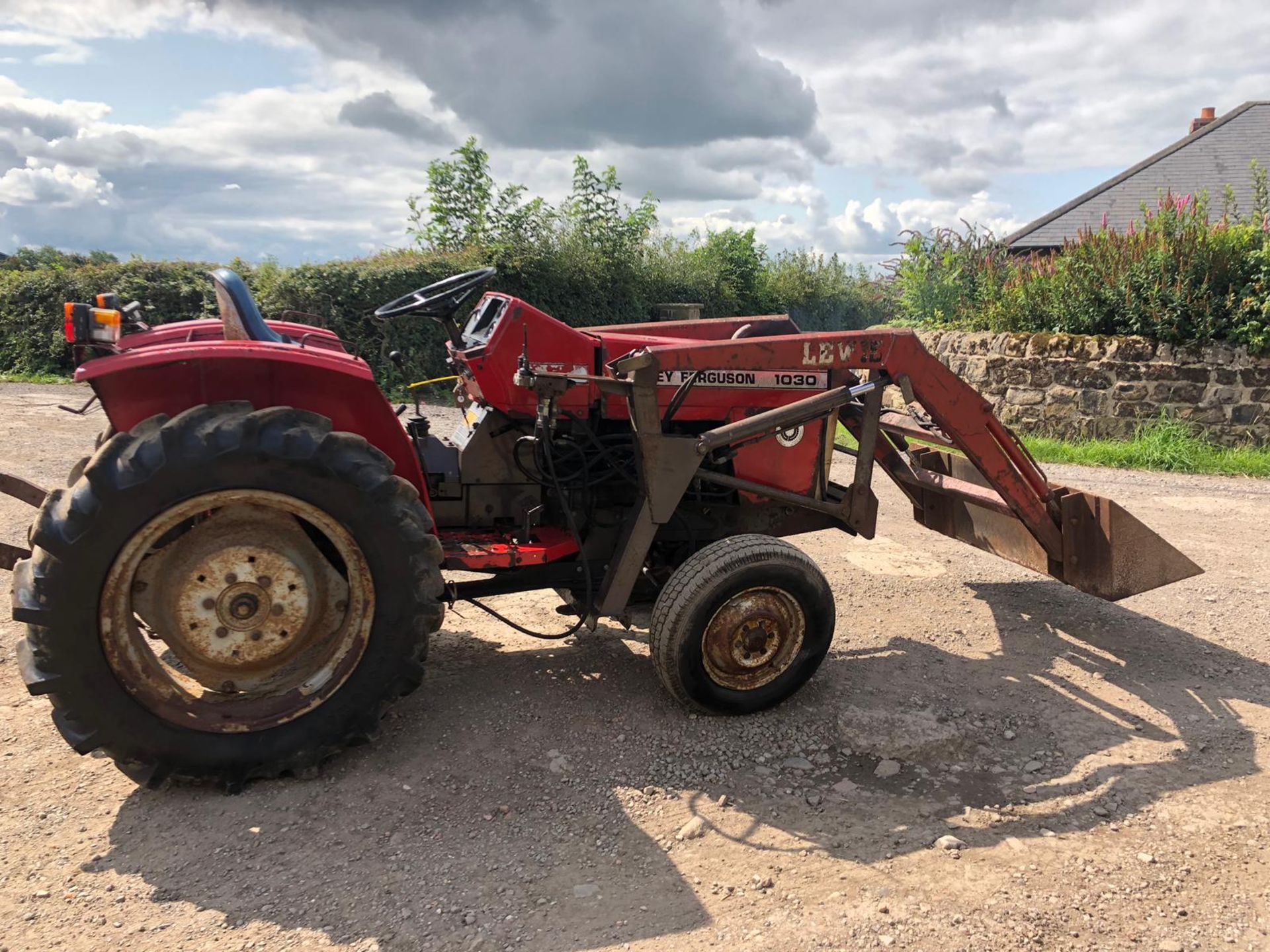 MASSEY FERGUSON 1030 TRACTOR C/W FRONT LOADING SHOVEL, 4 WHEEL DRIVE, 3 POINT LINKAGE ,REAR PTO ETC - Image 2 of 6