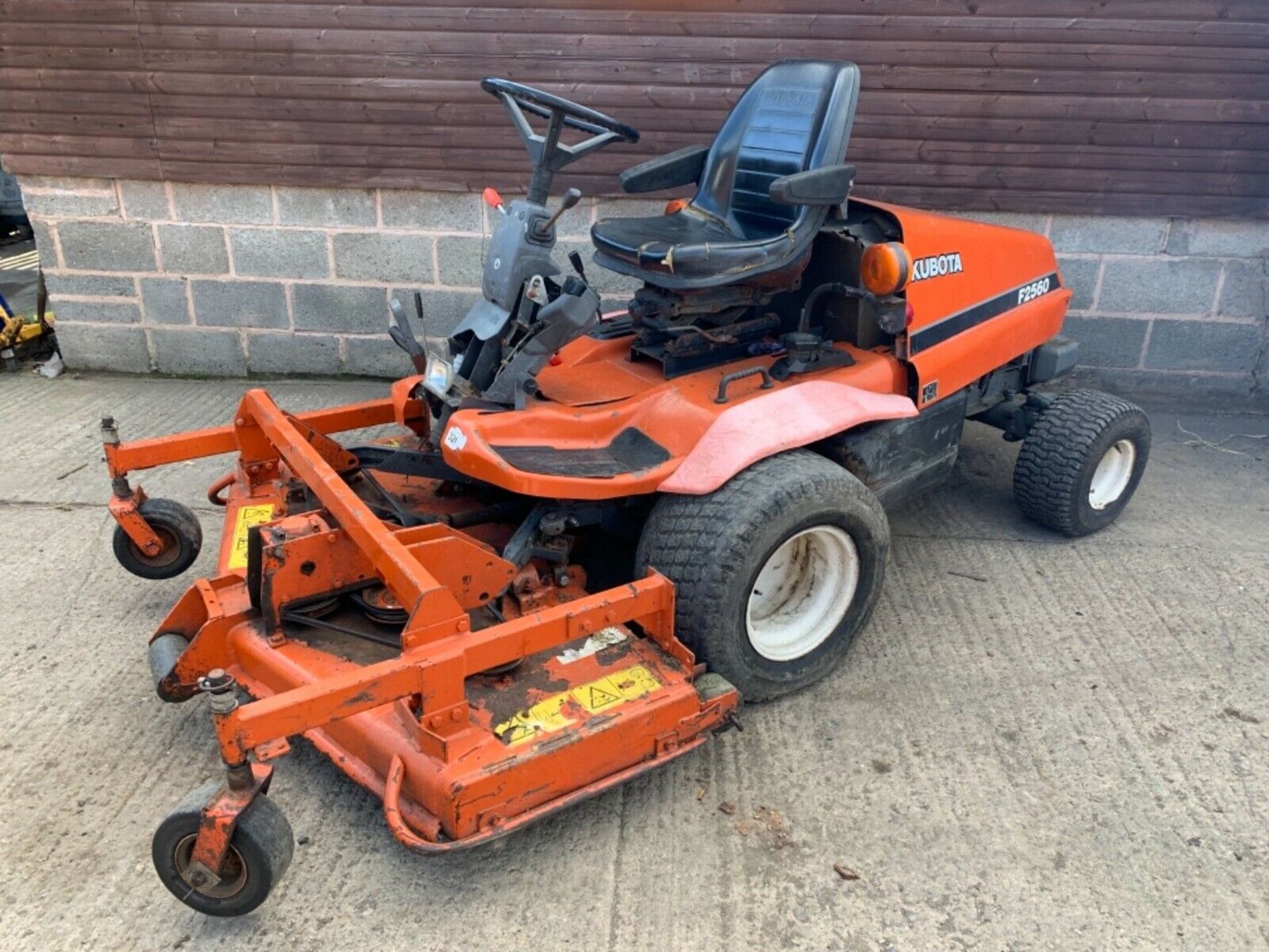 KUBOTA F2560 4X4 DIESEL OUT FRONT MOWER STARTS RUNS CUTS & DRIVE *PLUS VAT* - Image 8 of 10