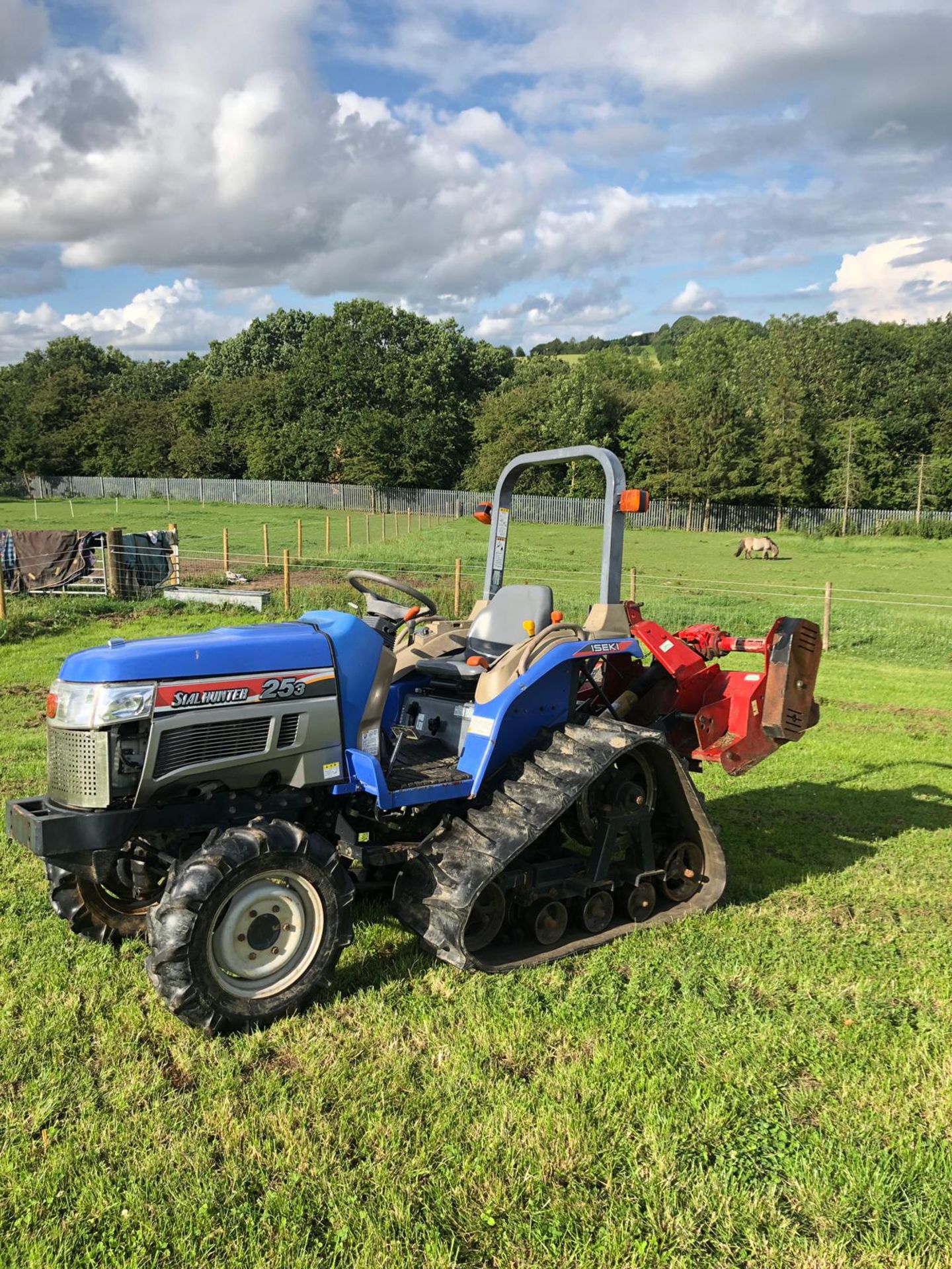 ISEKI 253 TRACKED TRACTOR, RUNS WORKS & DRIVES, 4 WHEEL DRIVE, FLAIL MOWER NOT INCLUDED *NO VAT* - Bild 2 aus 7