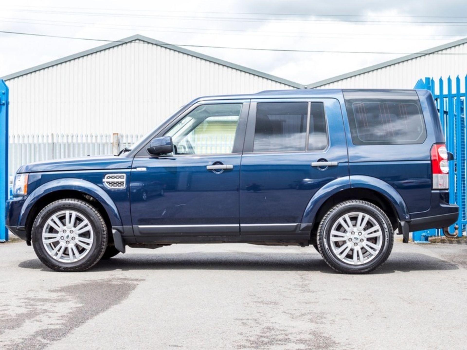 2013/13 REG LAND ROVER DISCOVERY GS SDV6 AUTO 3.0 DIESEL 4X4, SHOWING 1 FORMER KEEPER - 7 SEATER - Image 6 of 21