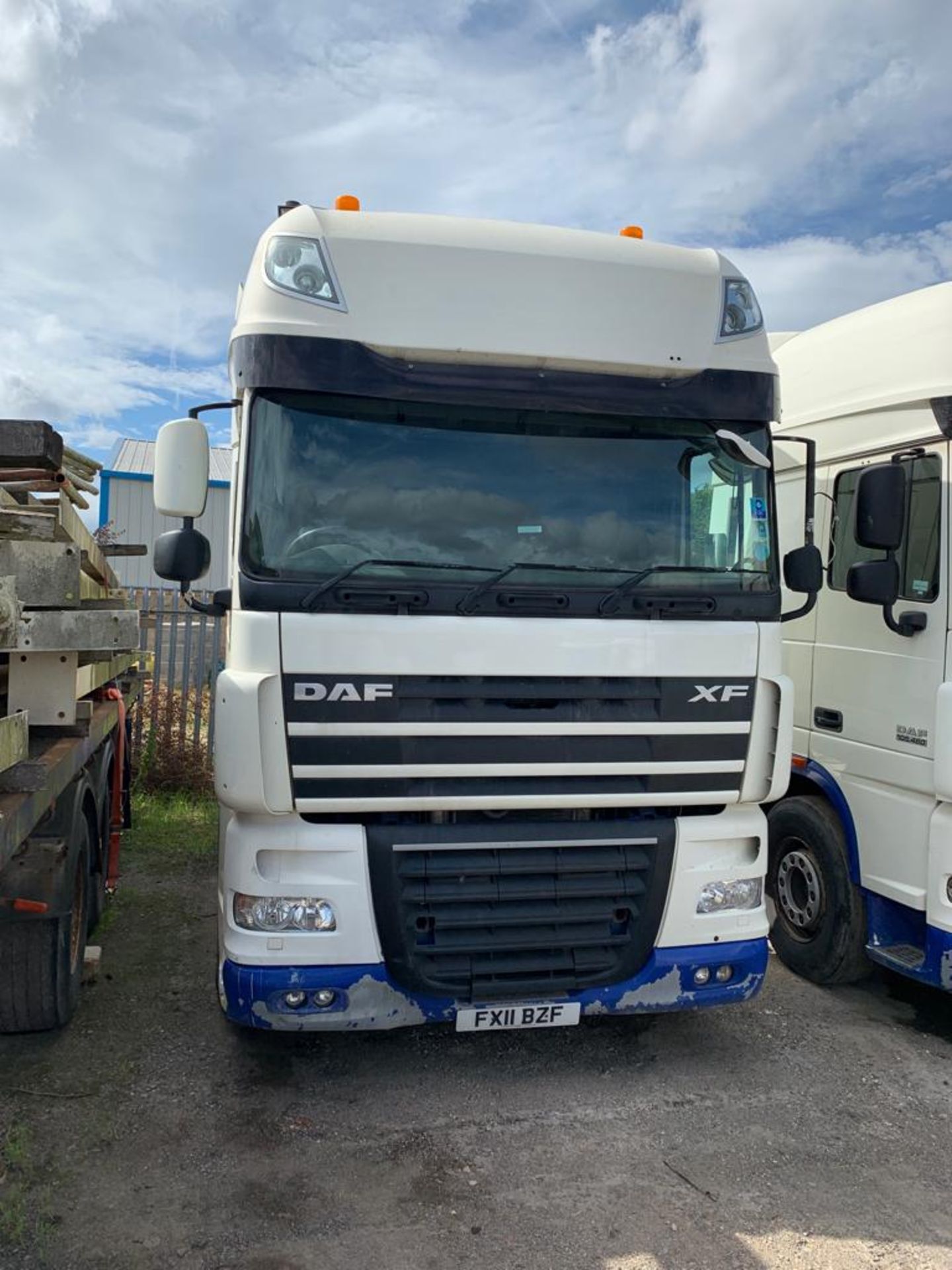 2011/11 REG DAF XF105.460 SLEEPER CAB HEAVY HAULAGE TRUCK WHITE DIESEL, SHOWING 0 FORMER KEEPERS - Image 2 of 11