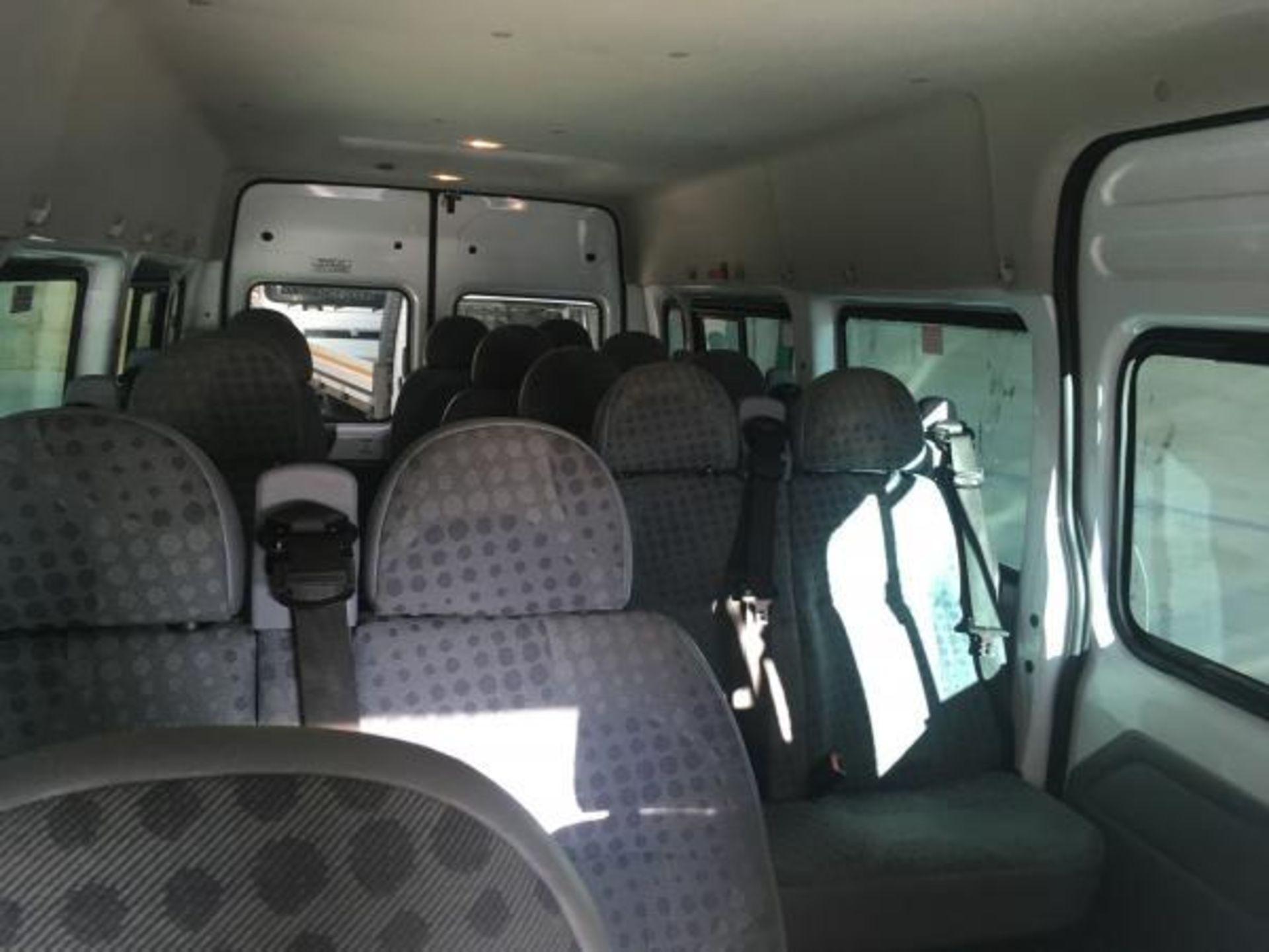 2013/13 REG FORD TRANSIT 135 T430 RWD WHITE DIESEL 17 SEAT MINIBUS EURO 5 WITH AIR CON *PLUS VAT* - Image 9 of 15