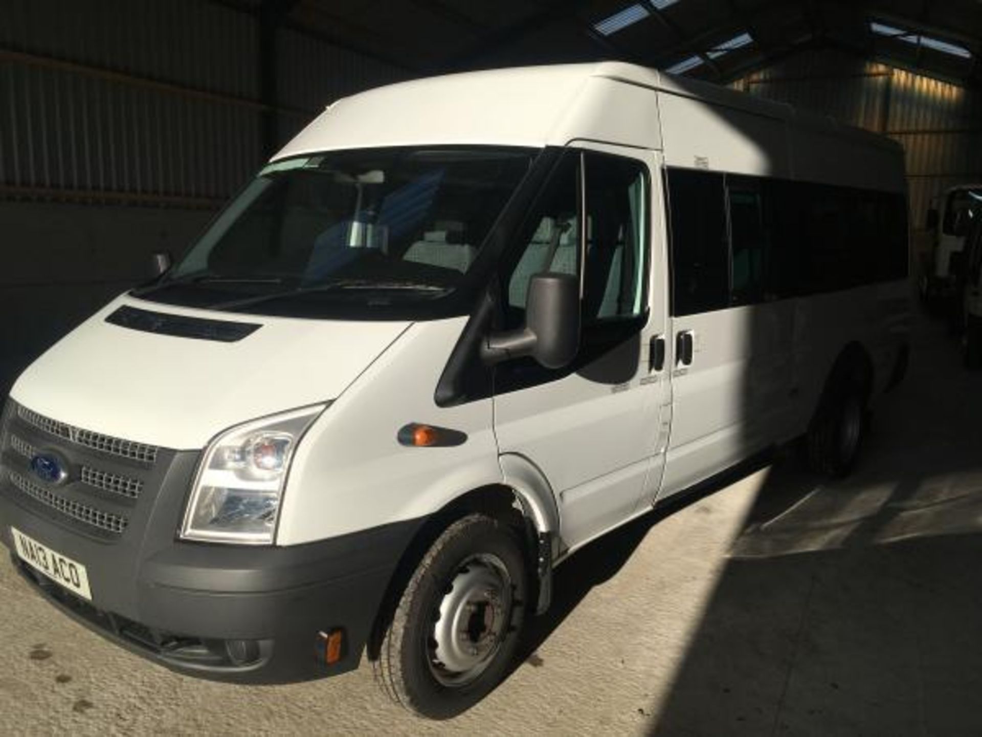 2013/13 REG FORD TRANSIT 135 T430 RWD WHITE DIESEL 17 SEAT MINIBUS EURO 5 WITH AIR CON *PLUS VAT* - Image 2 of 15