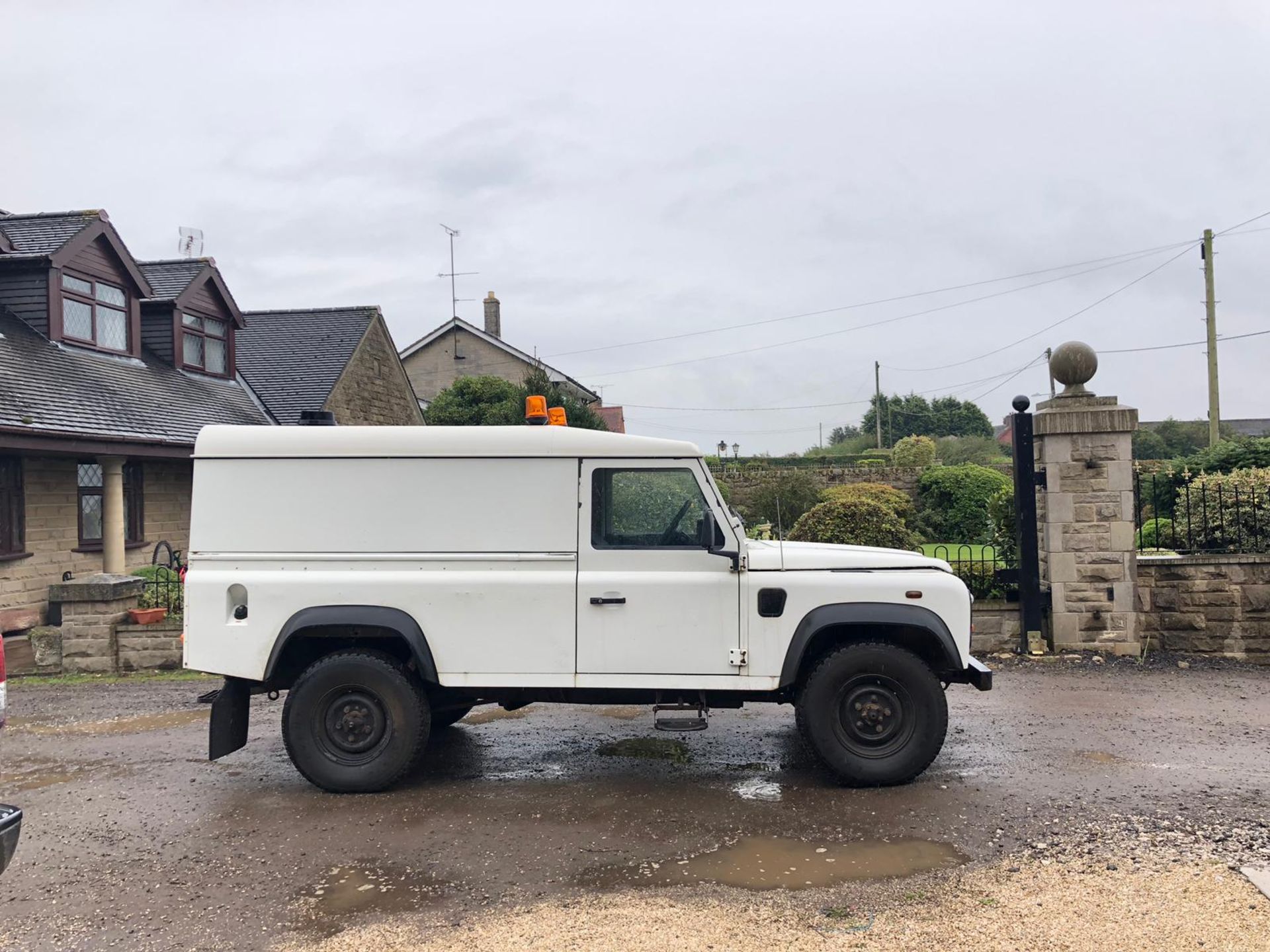 2006/06 REG LAND ROVER DEFENDER 110 TD5 2.5 DIESEL WHITE 4X4, SHOWING 0 FORMER KEEPERS *PLUS VAT*