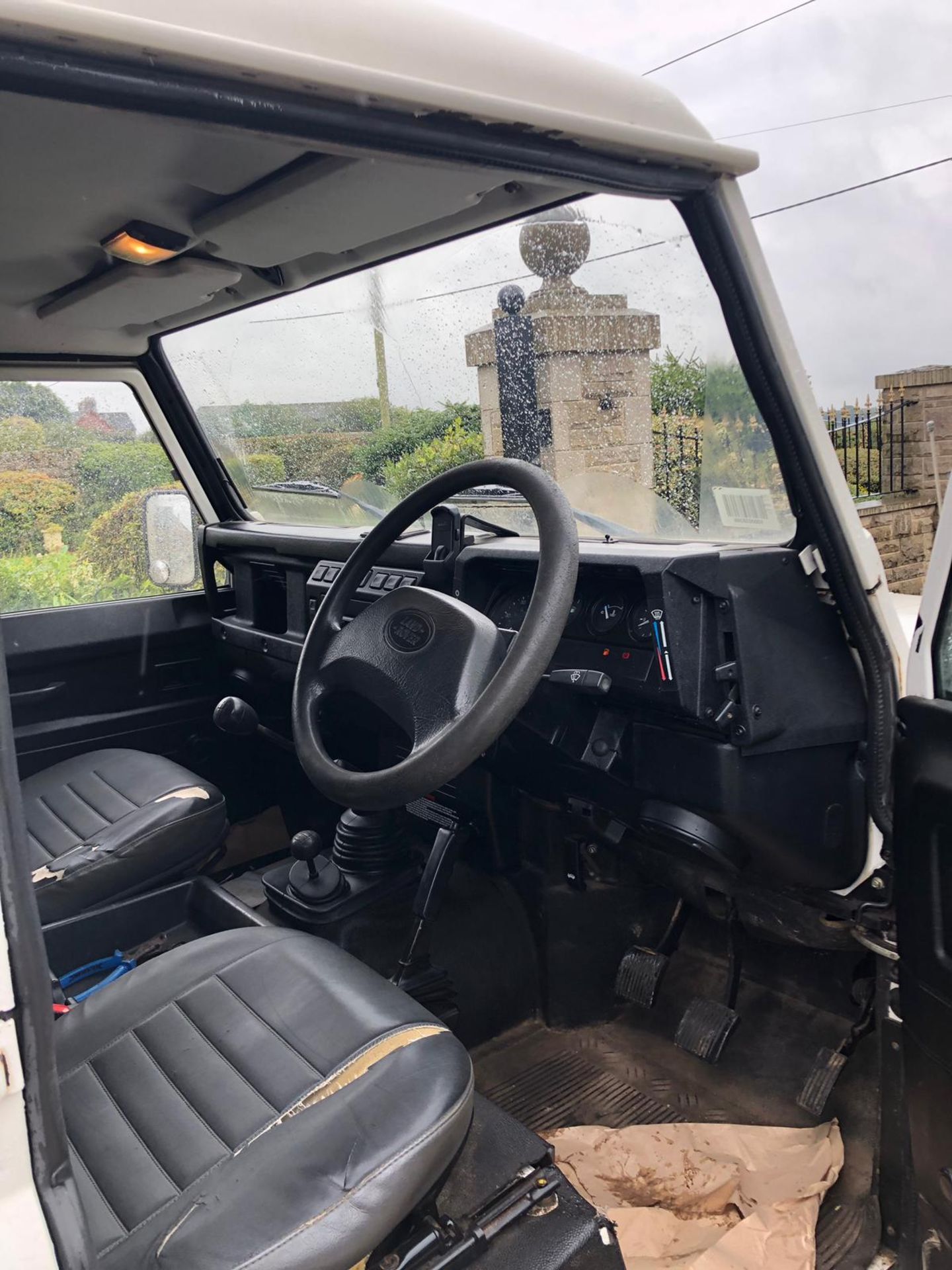 2006/06 REG LAND ROVER DEFENDER 110 TD5 2.5 DIESEL WHITE 4X4, SHOWING 0 FORMER KEEPERS *PLUS VAT* - Image 11 of 12