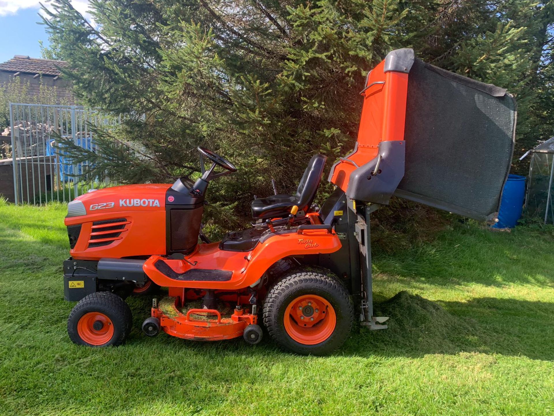 KUBOTA G23 TWIN CUT RIDE ON DIESEL LAWN MOWER, YEAR 2011, RUNS, WORKS & CUTS *PLUS VAT* - Image 6 of 16