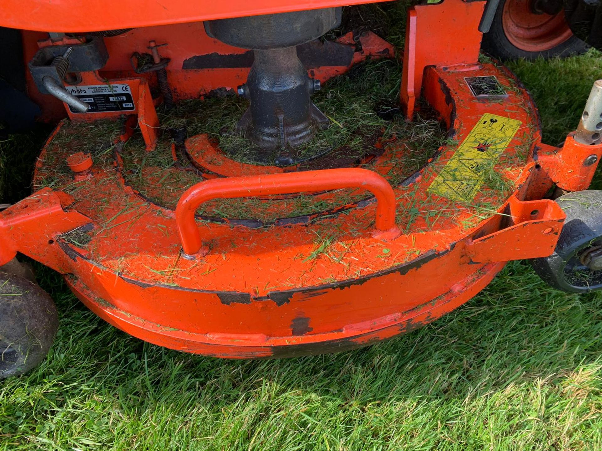 KUBOTA G23 TWIN CUT RIDE ON DIESEL LAWN MOWER, YEAR 2011, RUNS, WORKS & CUTS *PLUS VAT* - Image 12 of 16