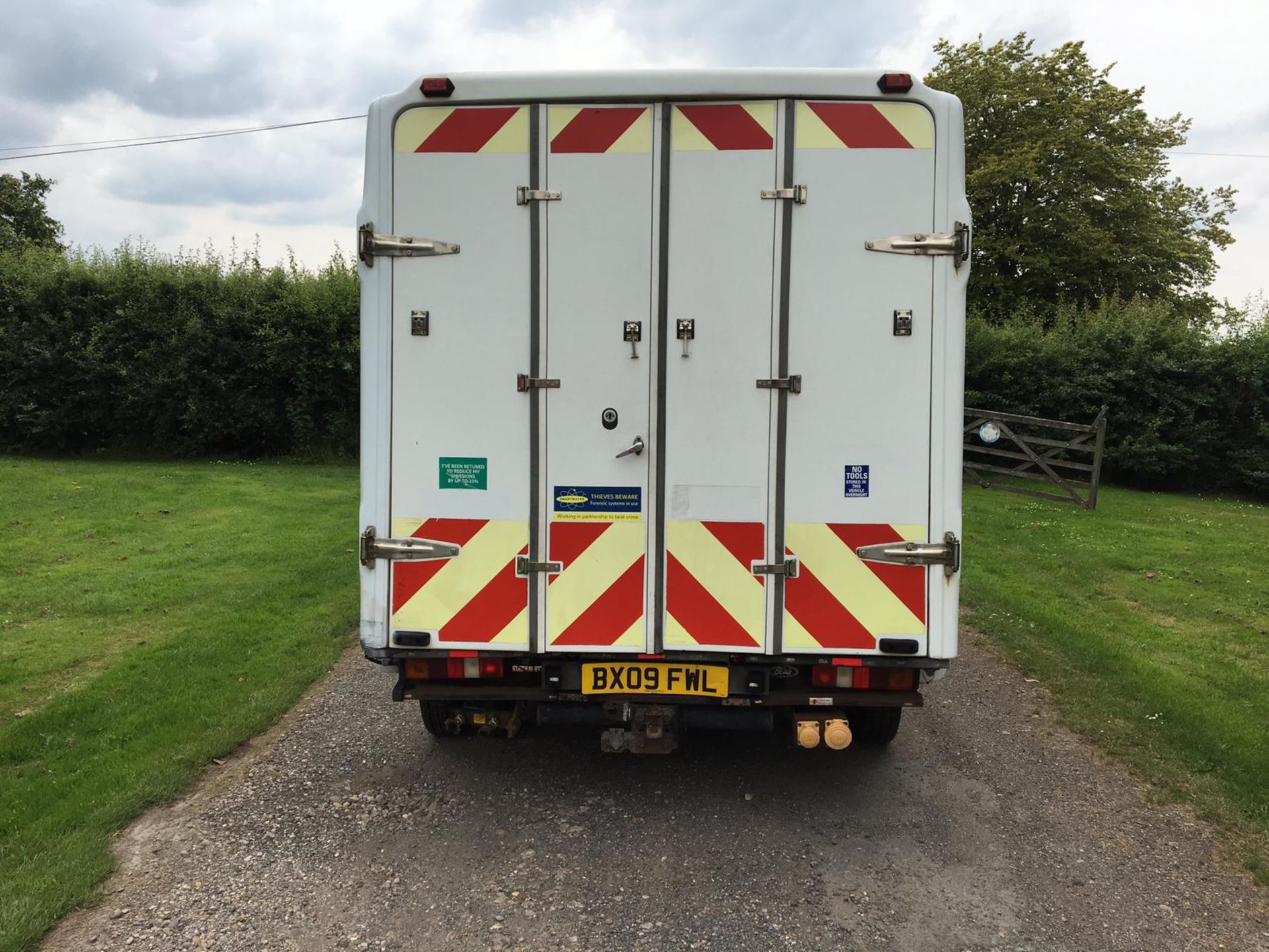 2009/09 REG FORD TRANSIT 100 T350M RWD 2.4 DIESEL WHITE BOX VAN, SHOWING 0 FORMER KEEPERS *PLUS VAT* - Image 6 of 18