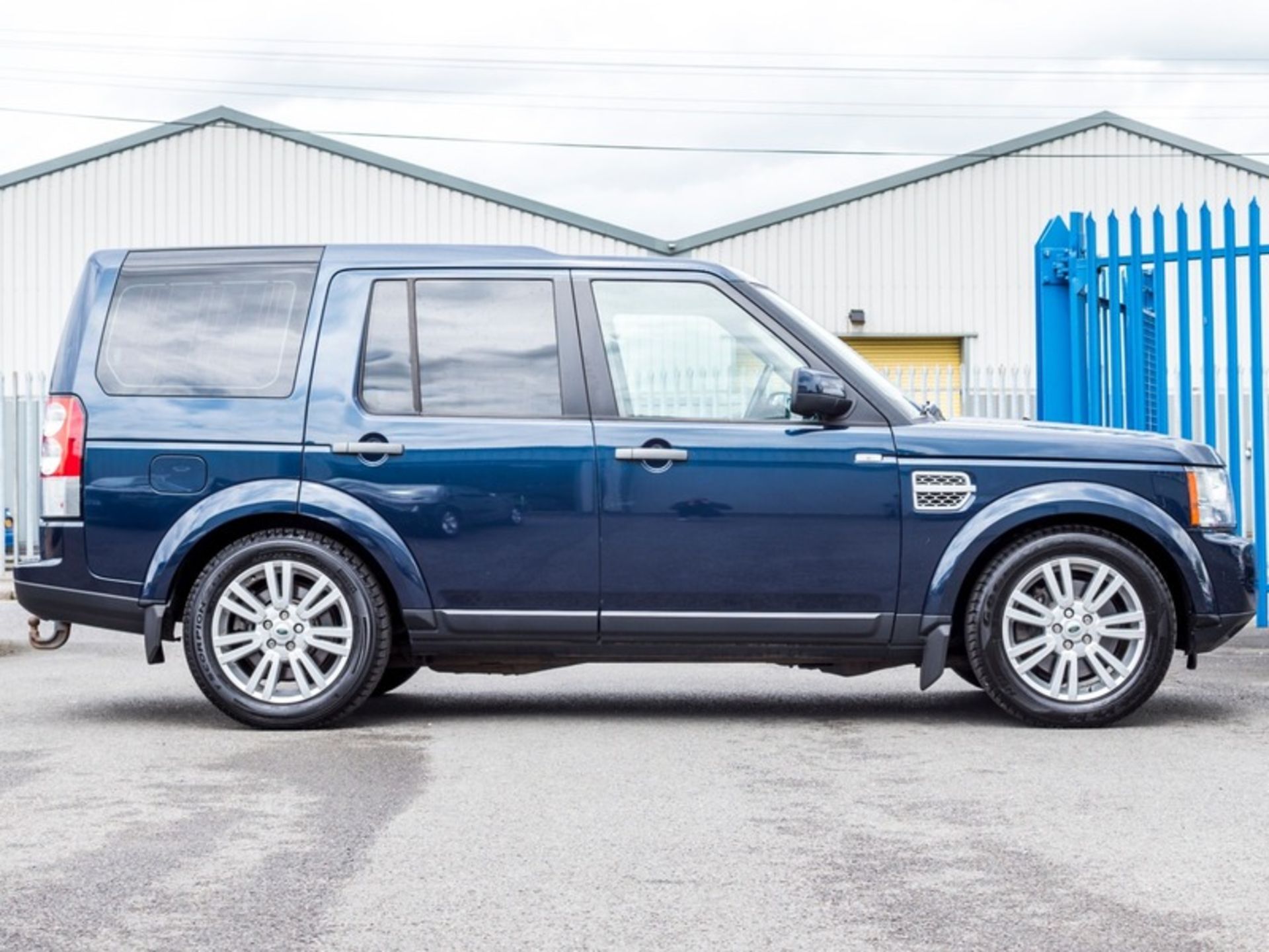 2013/13 REG LAND ROVER DISCOVERY GS SDV6 AUTO 3.0 DIESEL 4X4, SHOWING 1 FORMER KEEPER - 7 SEATER - Image 4 of 21