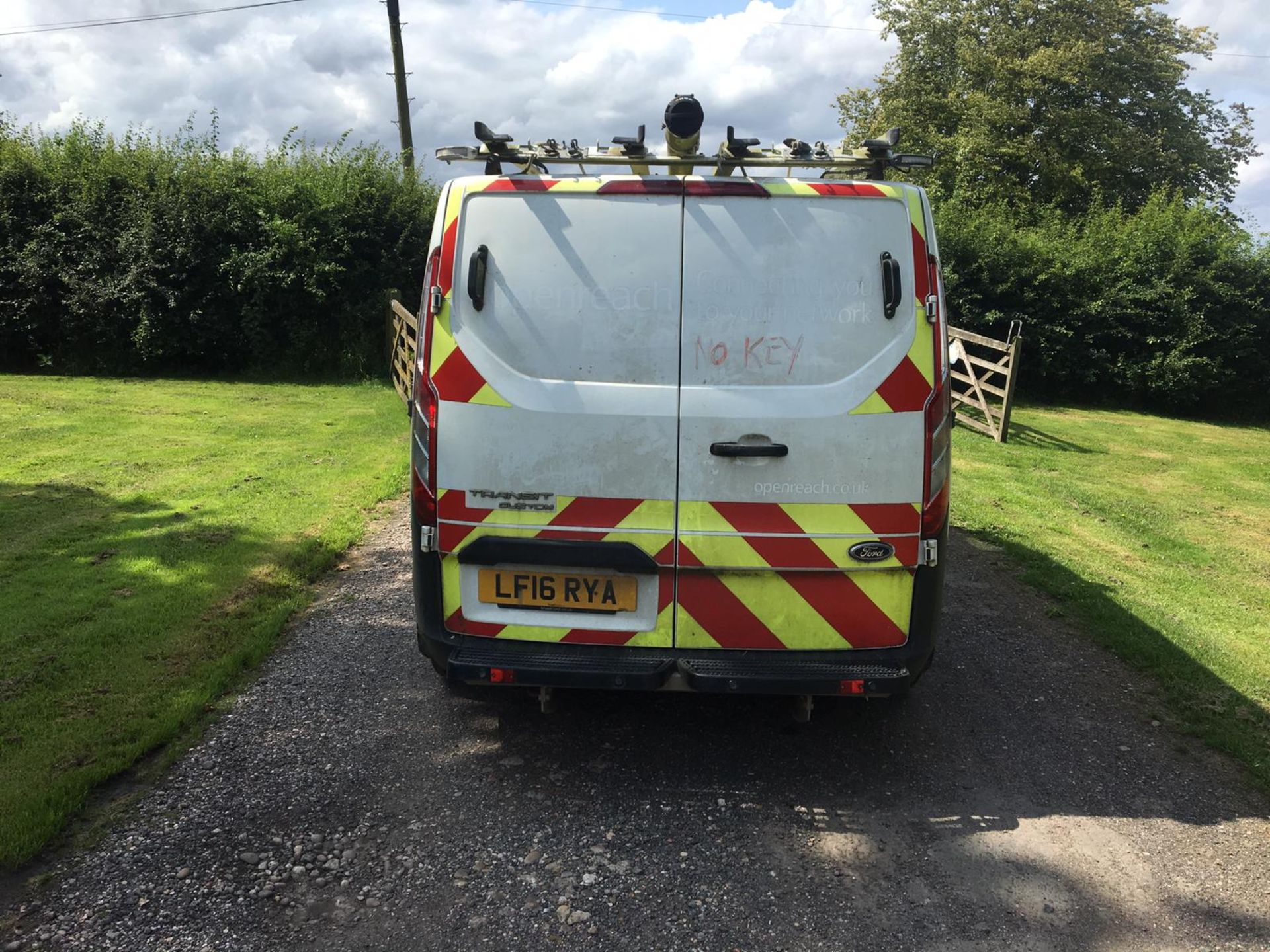 2016/16 REG FORD TRANSIT CUSTOM 310 ECO-TECH 2.2 DIESEL WHITE PANEL VAN, SHOWING 0 FORMER KEEPERS - Image 6 of 12