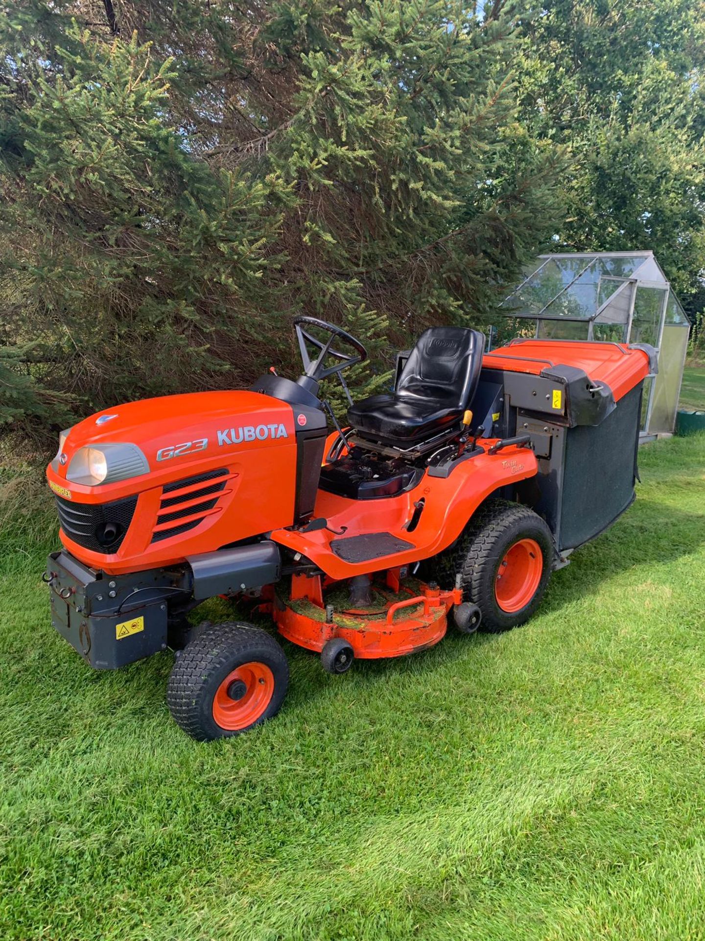 KUBOTA G23 TWIN CUT RIDE ON DIESEL LAWN MOWER, YEAR 2011, RUNS, WORKS & CUTS *PLUS VAT* - Image 3 of 16