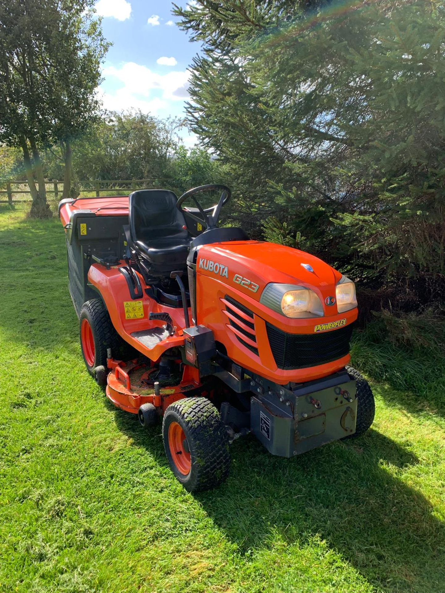 KUBOTA G23 TWIN CUT RIDE ON DIESEL LAWN MOWER, YEAR 2011, RUNS, WORKS & CUTS *PLUS VAT* - Image 2 of 16