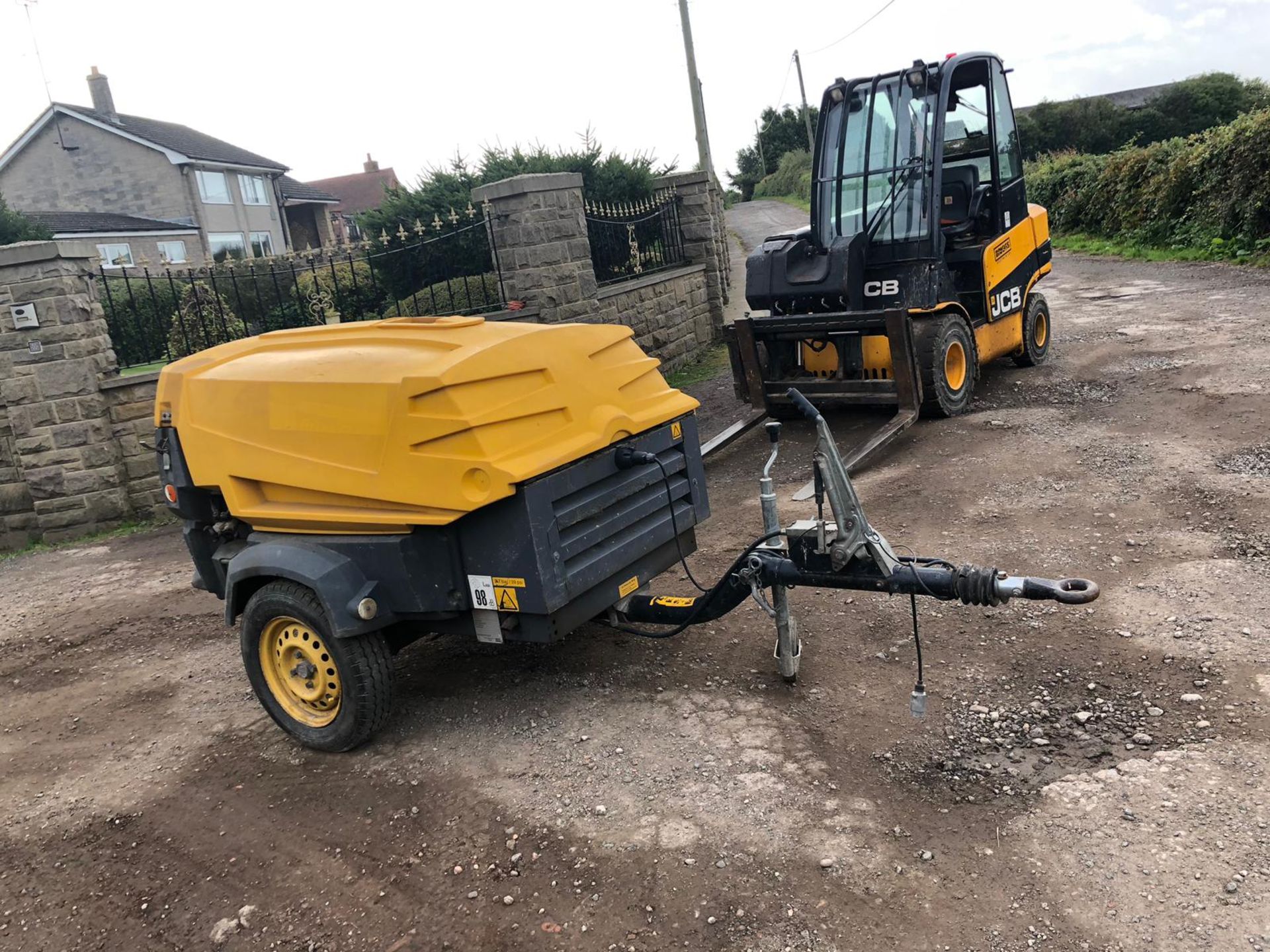 ATLAS COPCO SINGLE AXLE AIR COMPRESSOR RUNS, WORKS, MAKES AIR, KUBOTA DIESEL ENGINE *PLUS VAT*