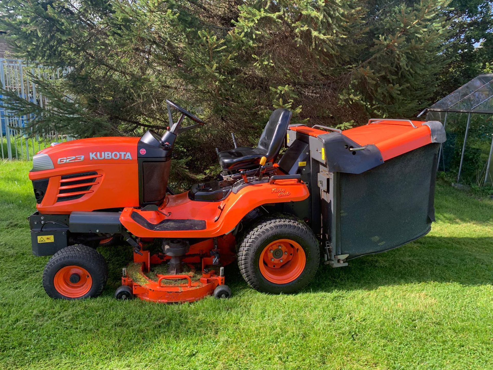 KUBOTA G23 TWIN CUT RIDE ON DIESEL LAWN MOWER, YEAR 2011, RUNS, WORKS & CUTS *PLUS VAT* - Image 5 of 16