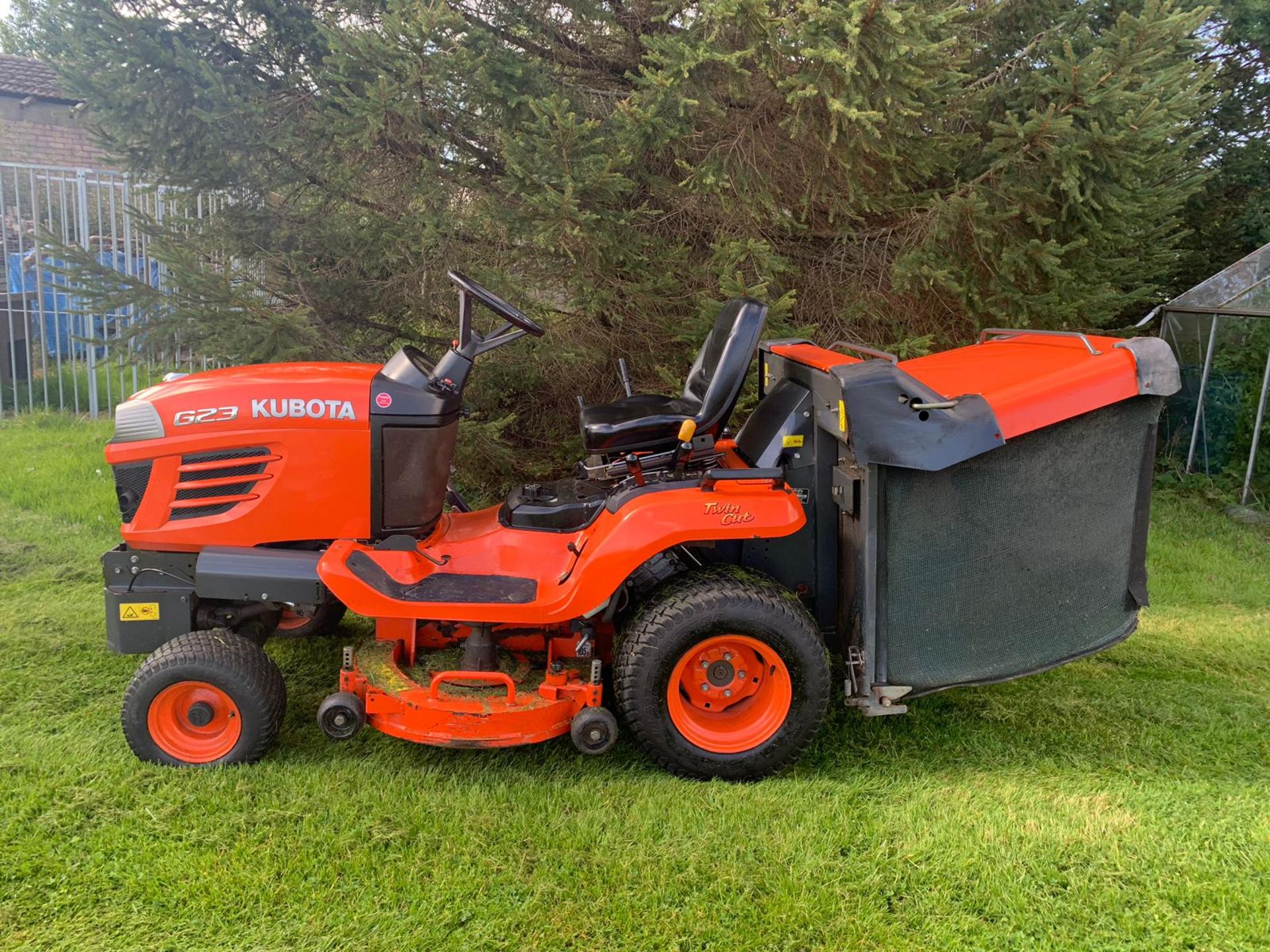 KUBOTA G23 TWIN CUT RIDE ON DIESEL LAWN MOWER, YEAR 2011, RUNS, WORKS & CUTS *PLUS VAT* - Image 4 of 16