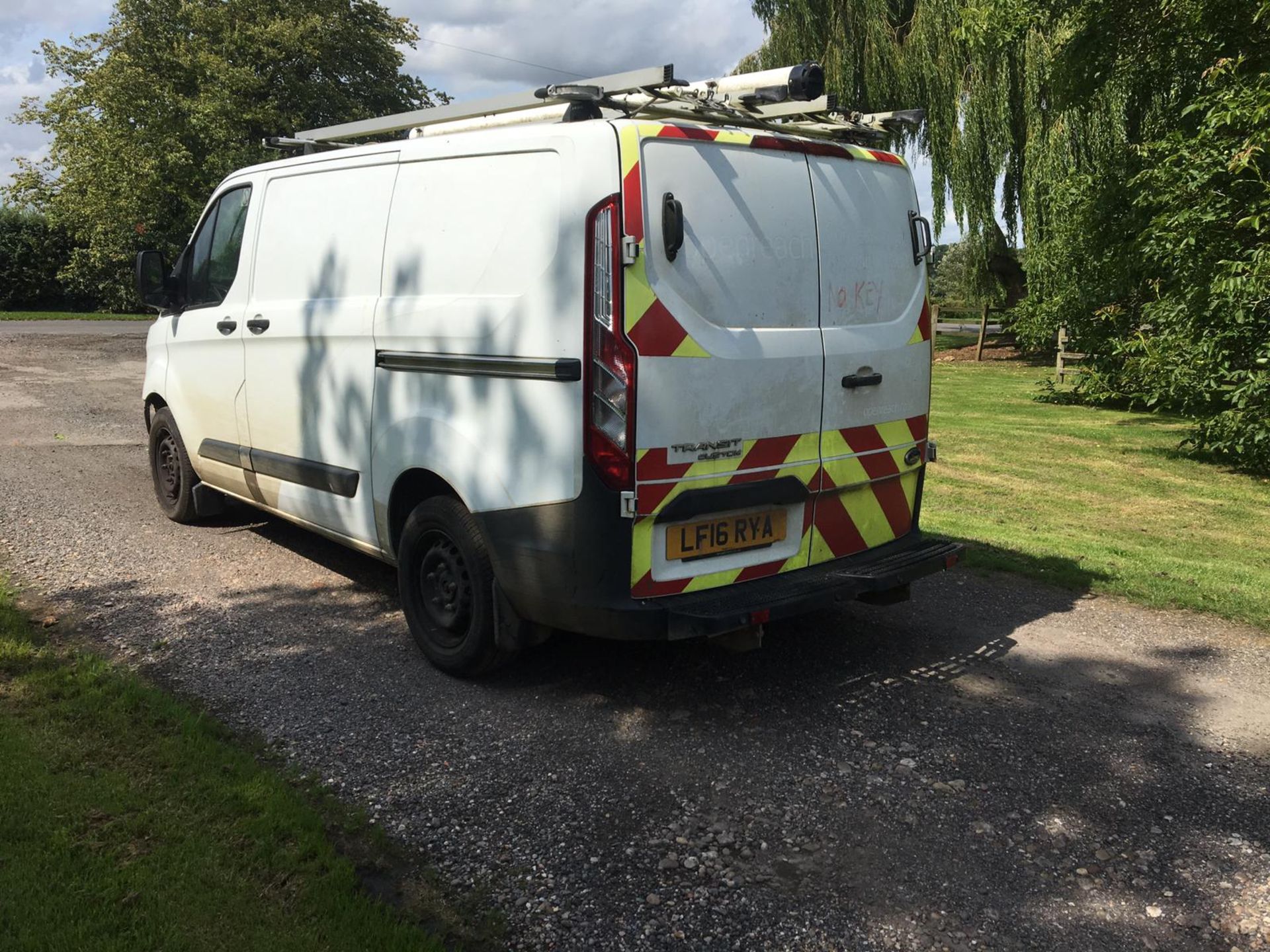 2016/16 REG FORD TRANSIT CUSTOM 310 ECO-TECH 2.2 DIESEL WHITE PANEL VAN, SHOWING 0 FORMER KEEPERS - Image 5 of 12