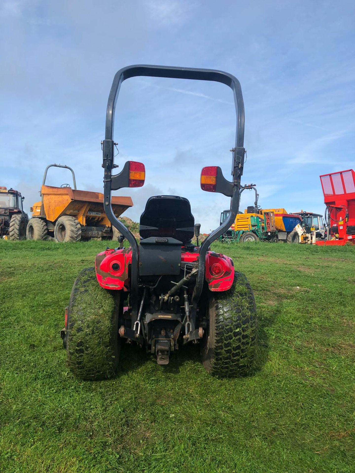 TYM T273 HST COMPACT TRACTOR WITH MOWER DECK, RUNS WORKS AND CUTS *PLUS VAT* - Image 4 of 5