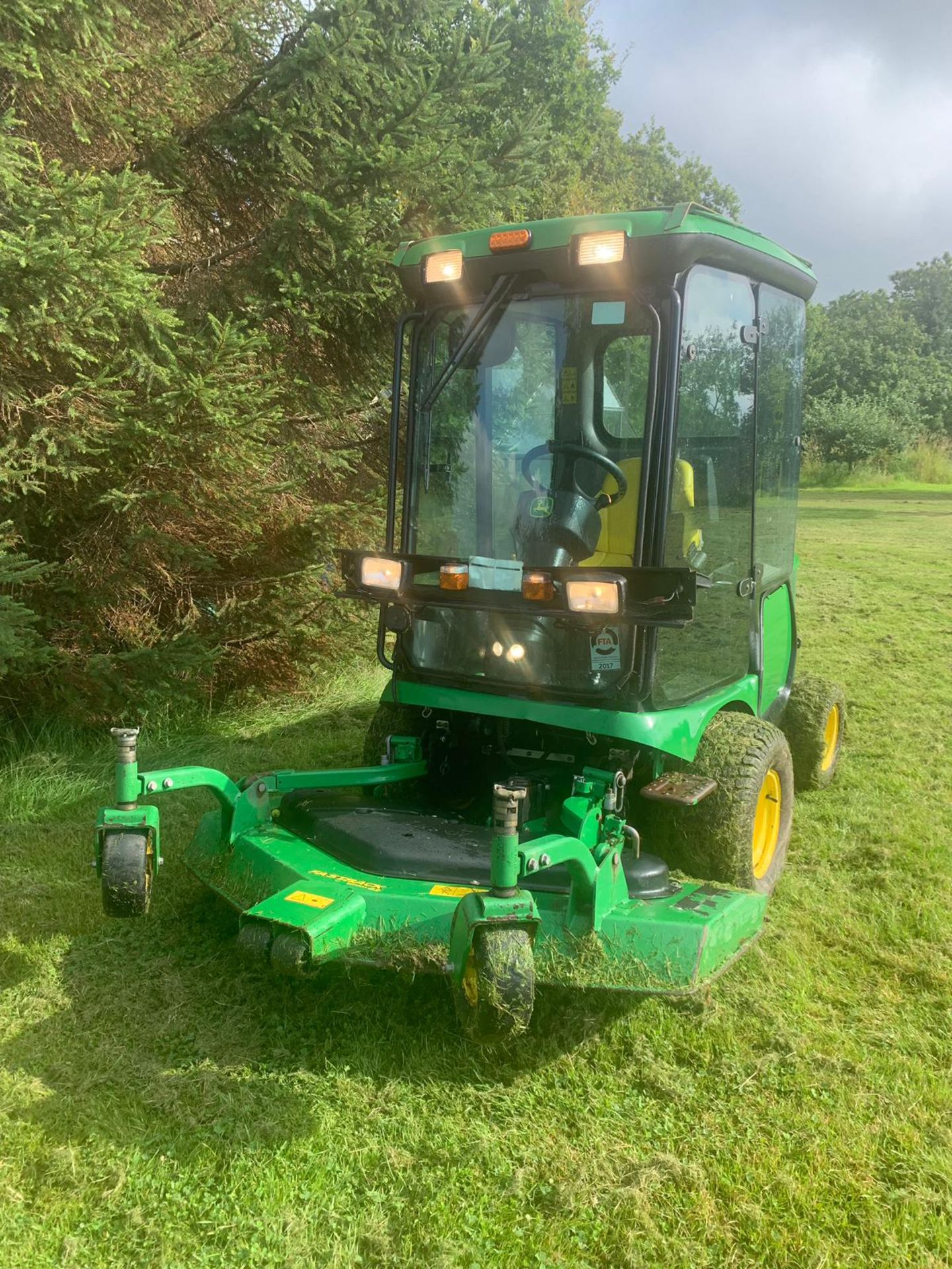 JOHN DEERE 1565 SERIES II DIESEL MOWER C/W FULL GLASS CAB & FASTBACK COMMERCIAL 62" FRONT DECK - Image 4 of 15