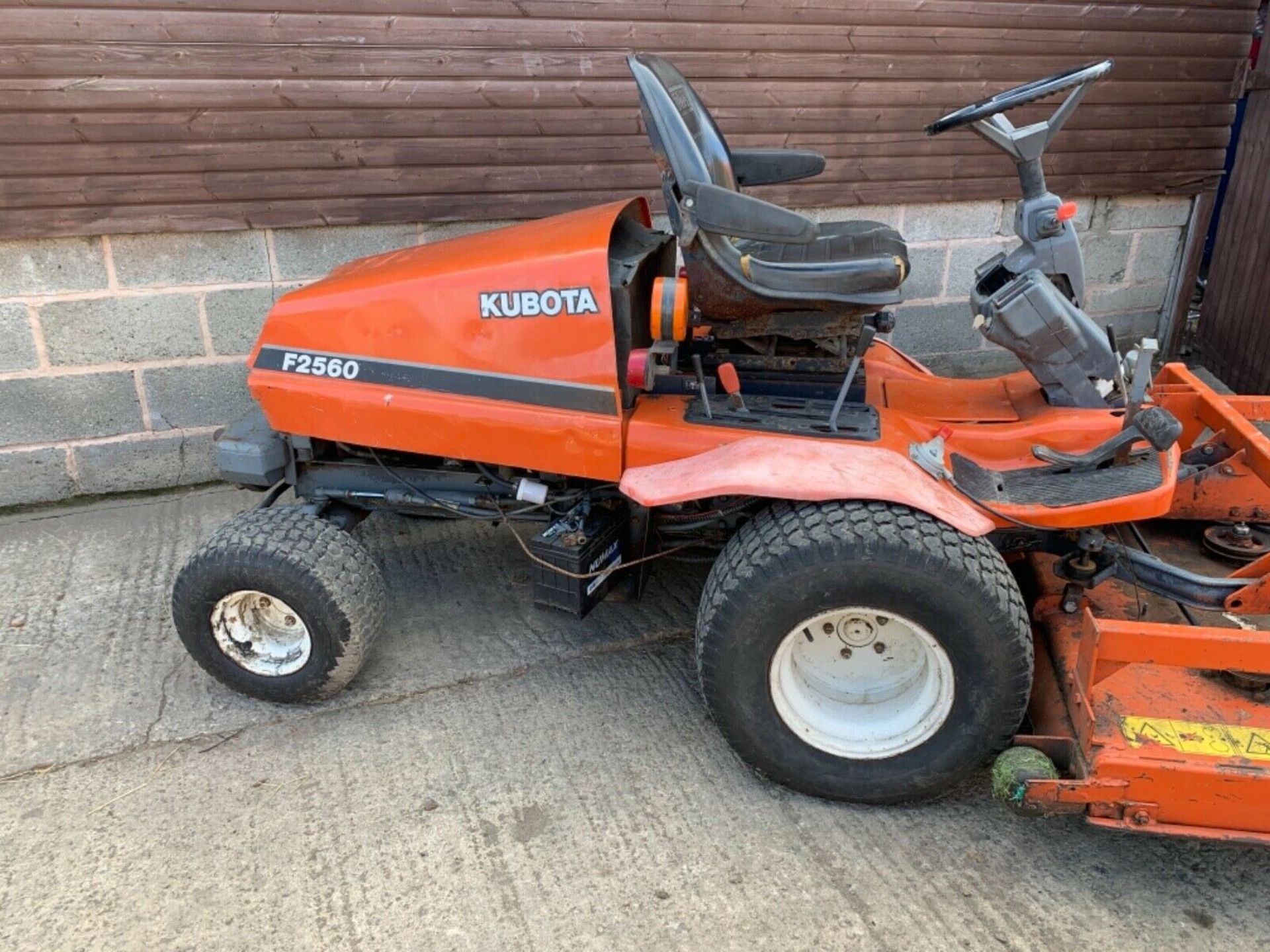 KUBOTA F2560 4X4 DIESEL OUT FRONT MOWER, RUNS AND WORKS - Image 3 of 10