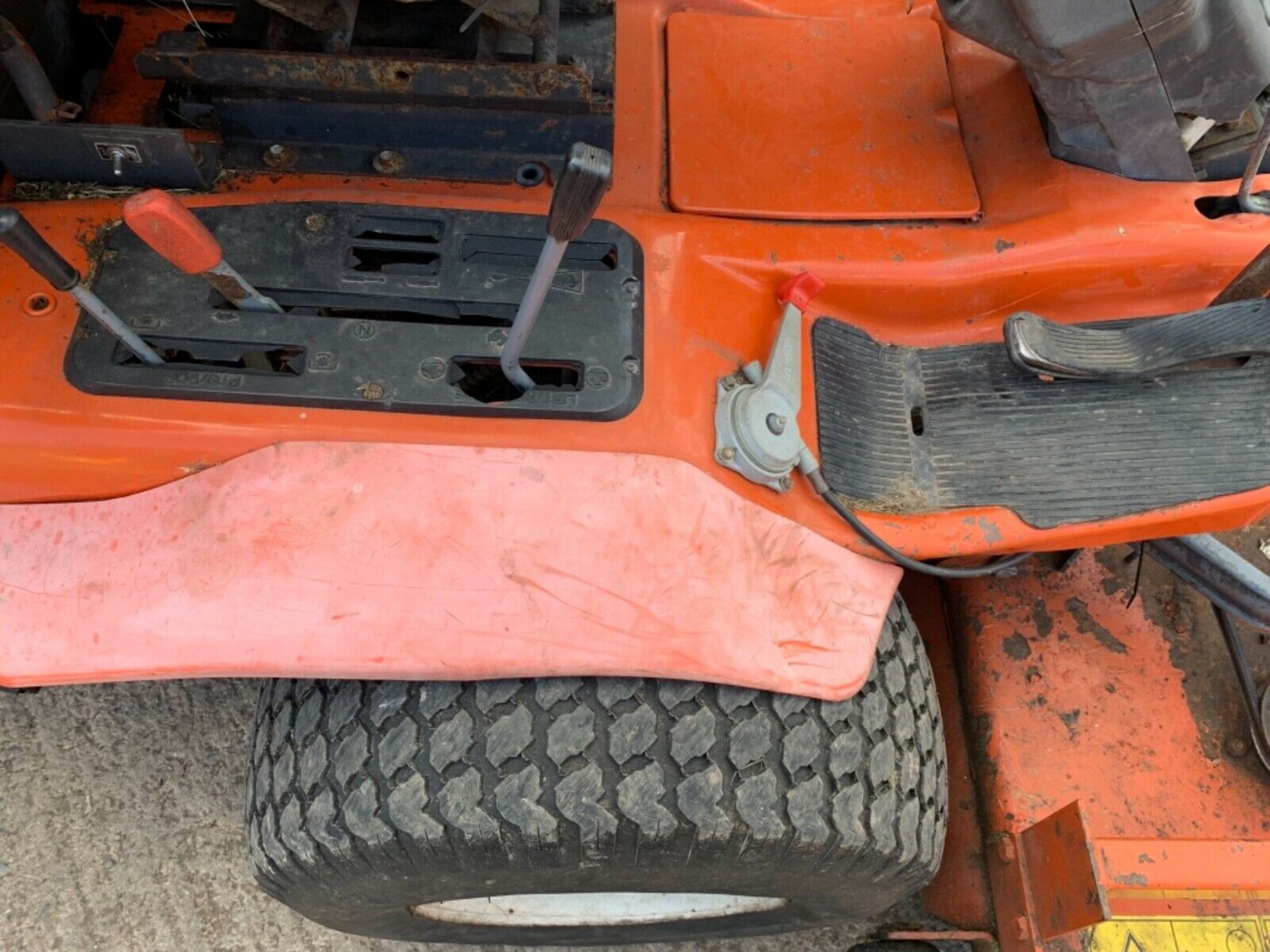 KUBOTA F2560 4X4 DIESEL OUT FRONT MOWER, RUNS AND WORKS - Image 6 of 10