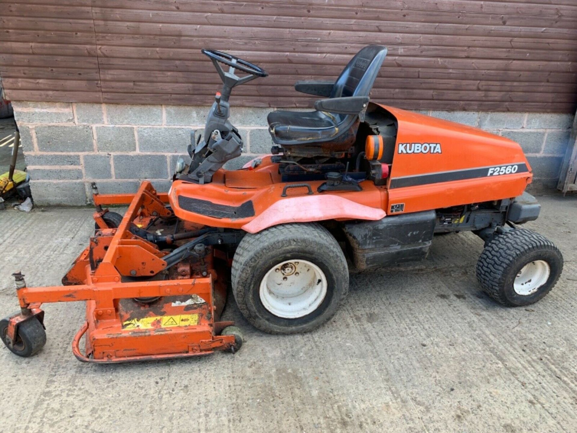 KUBOTA F2560 4X4 DIESEL OUT FRONT MOWER, RUNS AND WORKS - Image 2 of 10