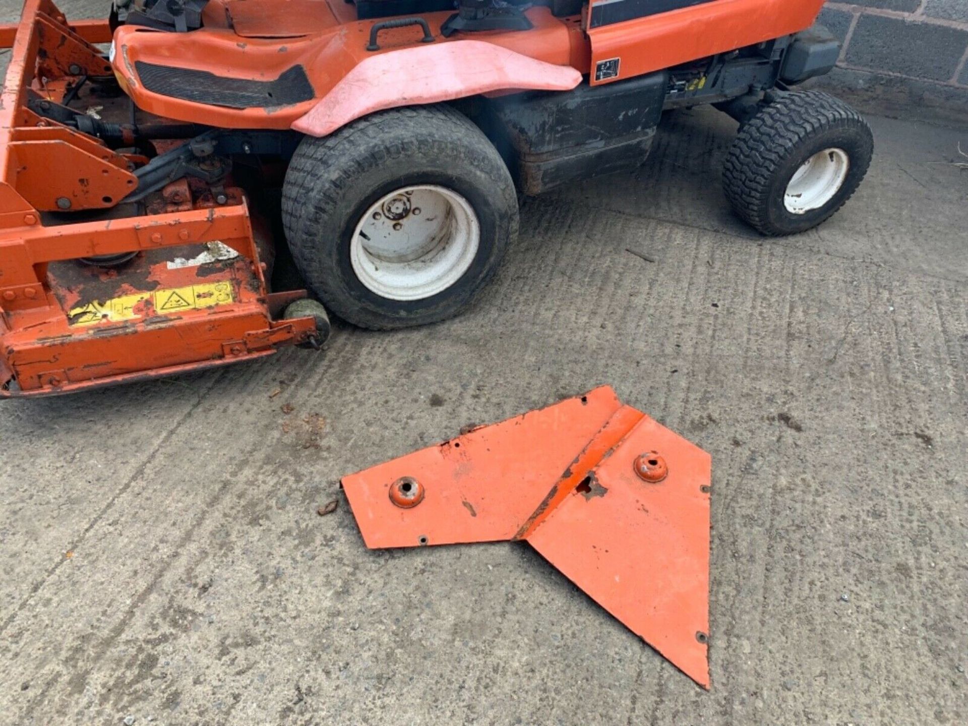 KUBOTA F2560 4X4 DIESEL OUT FRONT MOWER, RUNS AND WORKS - Image 9 of 10