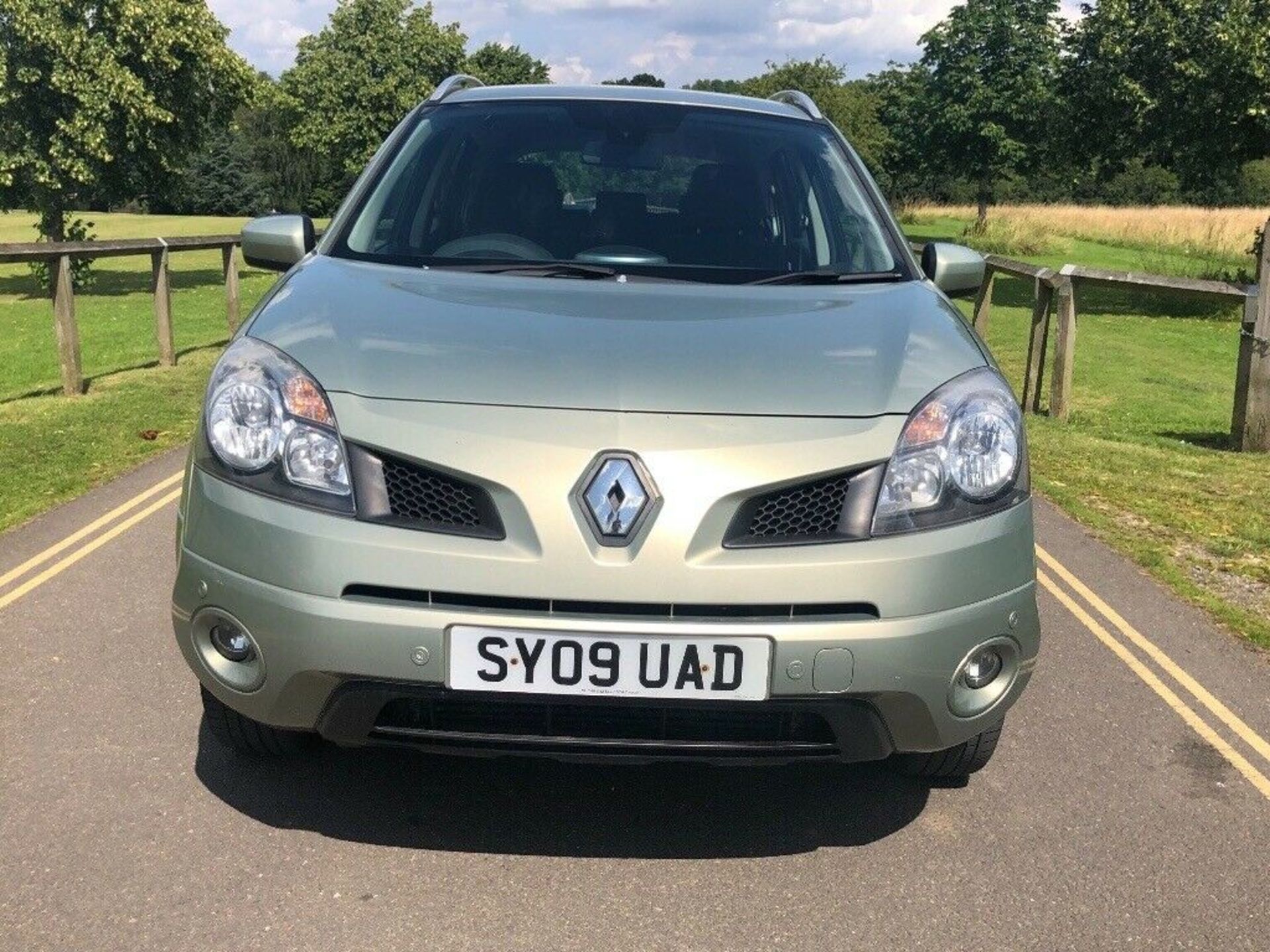 2009/09 REG RENAULT KOLEOS DYN S DCI 4WD 2.0 DIESEL GREY ESTATE, SHOWING 3 FORMER KEEPERS *NO VAT* - Image 2 of 9