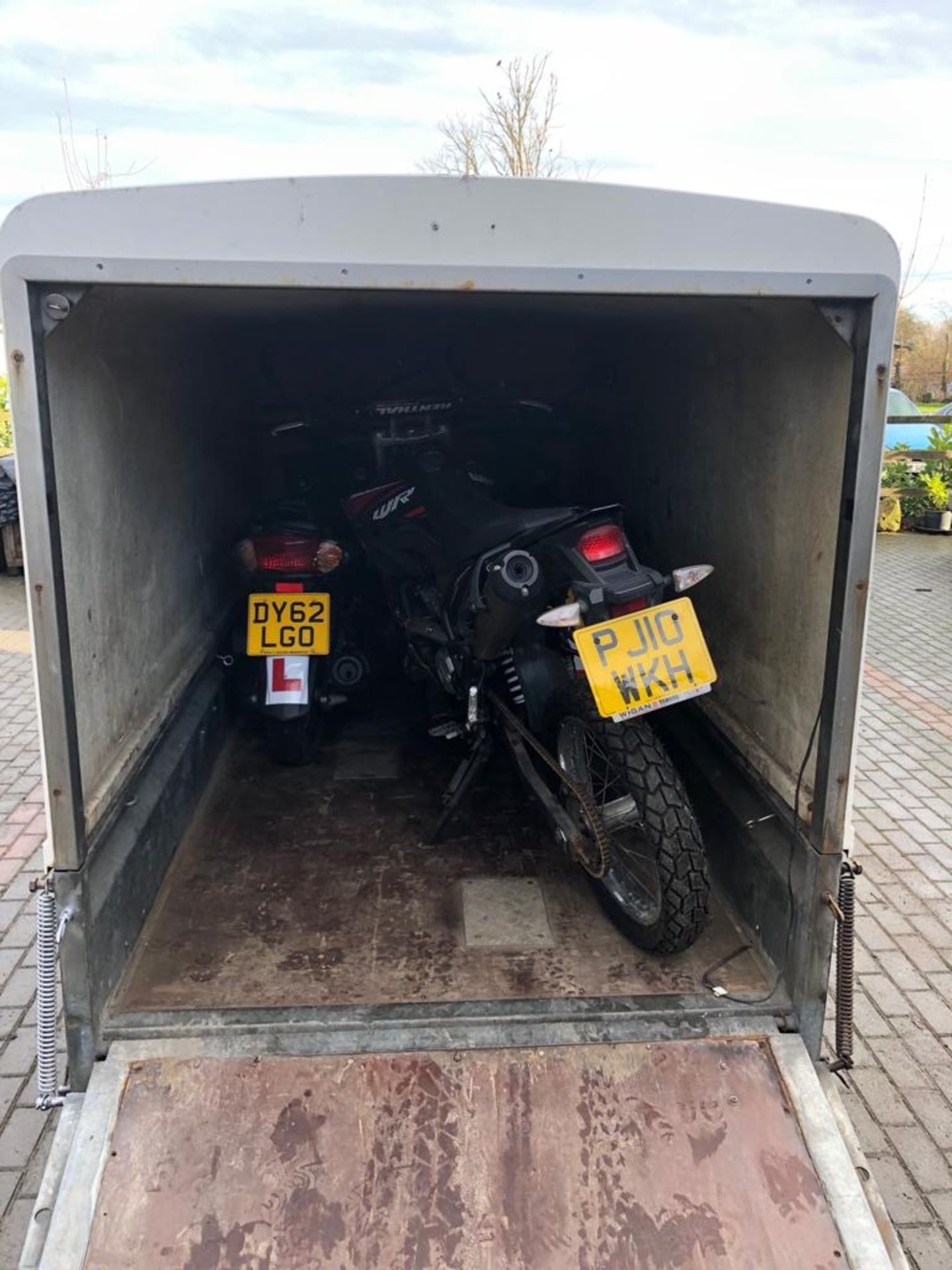 SPECIALIST SINGLE AXLE TOW ABLE MOTORBIKE TRANSPORT COVERED TRAILER WITH REAR RAMP *PLUS VAT* - Image 7 of 9