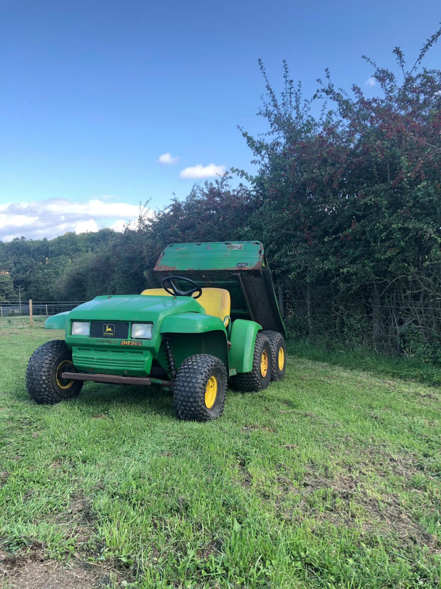 JOHN DEERE 6 WHEEL DRIVE GATOR, RUNS, WORKS AND DRIVES, ELECTRIC TIPPING BACK *NO VAT* - Image 4 of 5