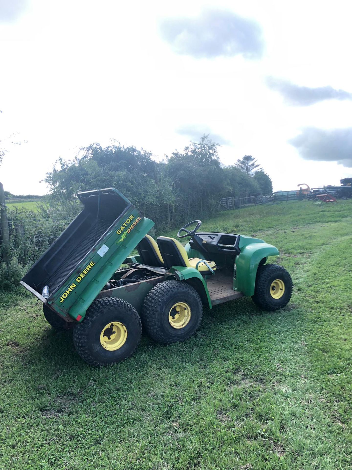 JOHN DEERE 6 WHEEL DRIVE GATOR, RUNS, WORKS AND DRIVES, ELECTRIC TIPPING BACK *NO VAT*