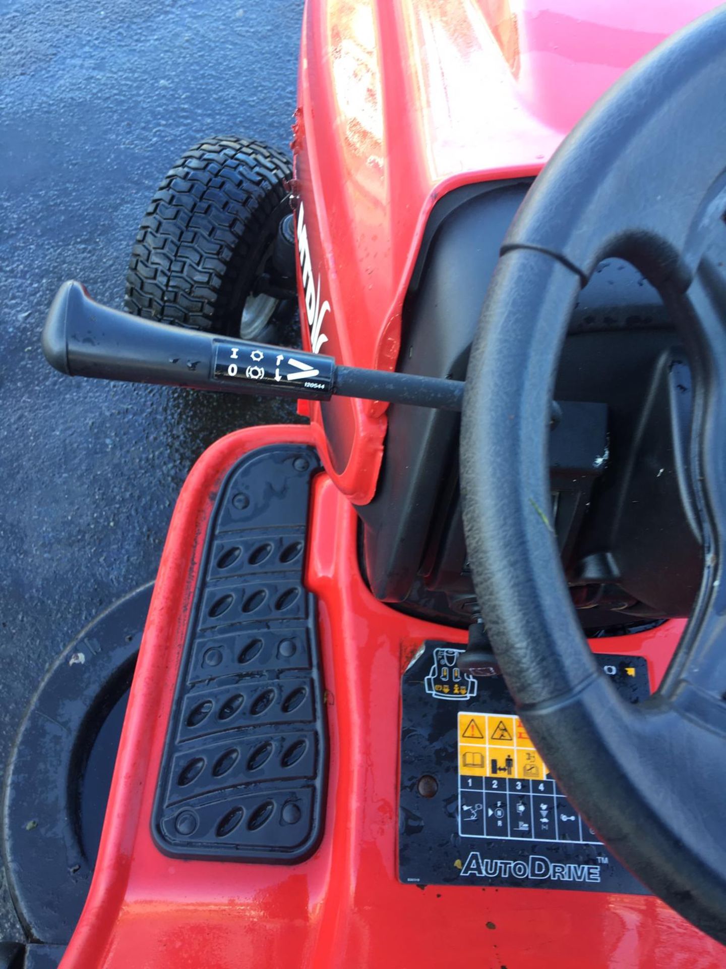 MTD RH135/105B AUTO DRIVE RIDE ON LAWN MOWER *NO VAT* - Image 8 of 13