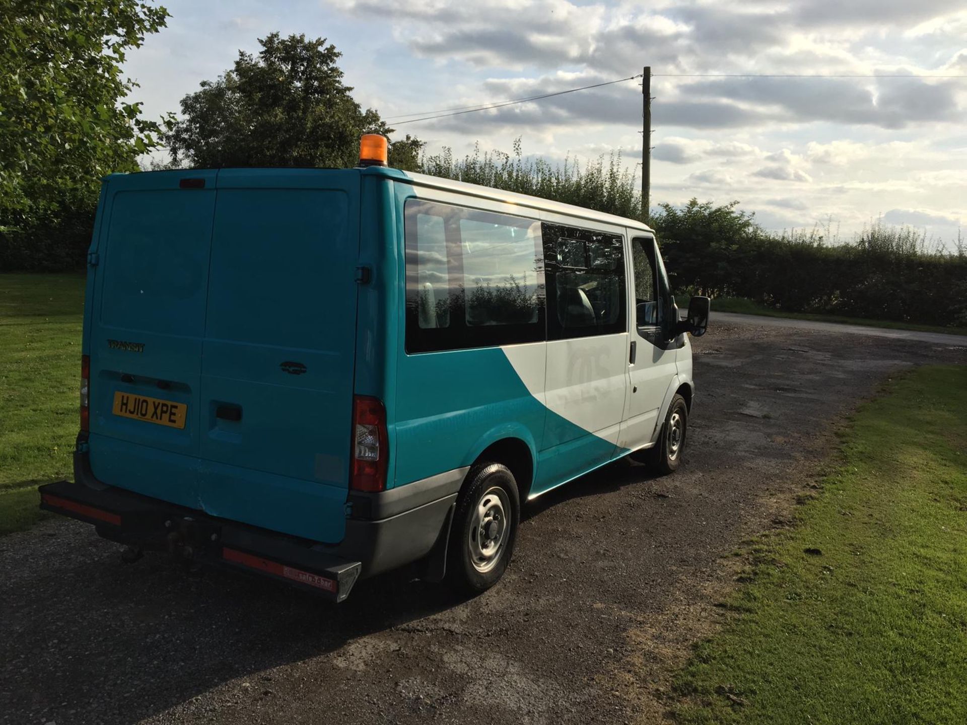 2010/10 REG FORD TRANSIT 85 T260S FWD 2.2 DIESEL WHITE CREW VAN 9 SEATER *PLUS VAT* - Image 10 of 17